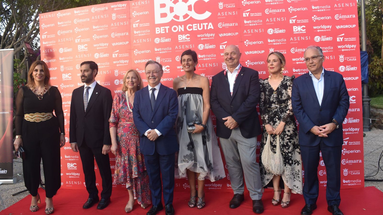 Representantes del Gobierno local posan durante el cóctel de despedida del Bet On Ceuta en el Parque Marítimo