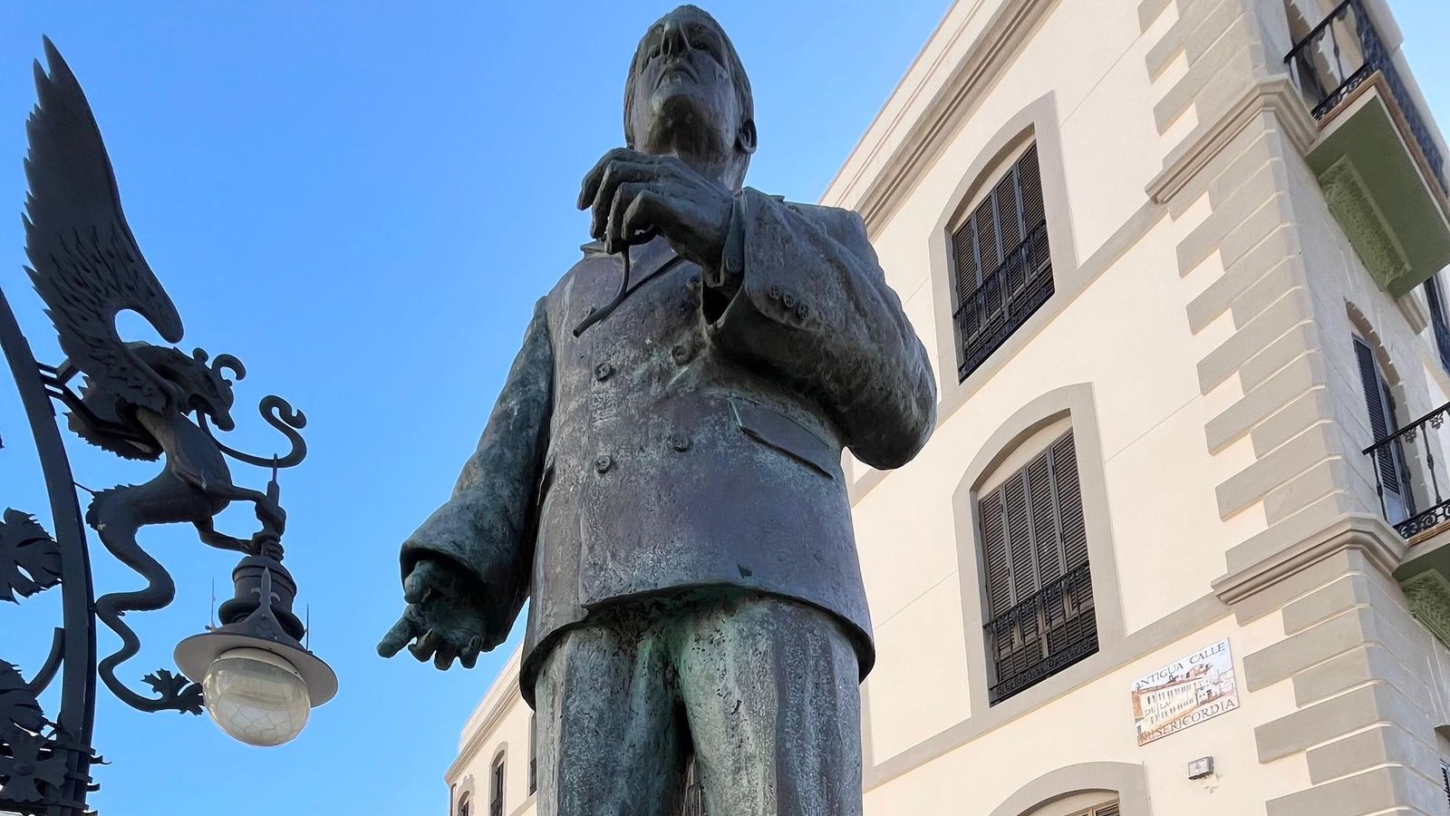 La estatua de Sánchez Prado, con las flores al pie