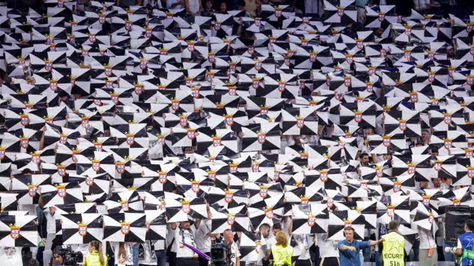 Mosaico en el estadio 'Bernabéu' en apoyo a Ceuta