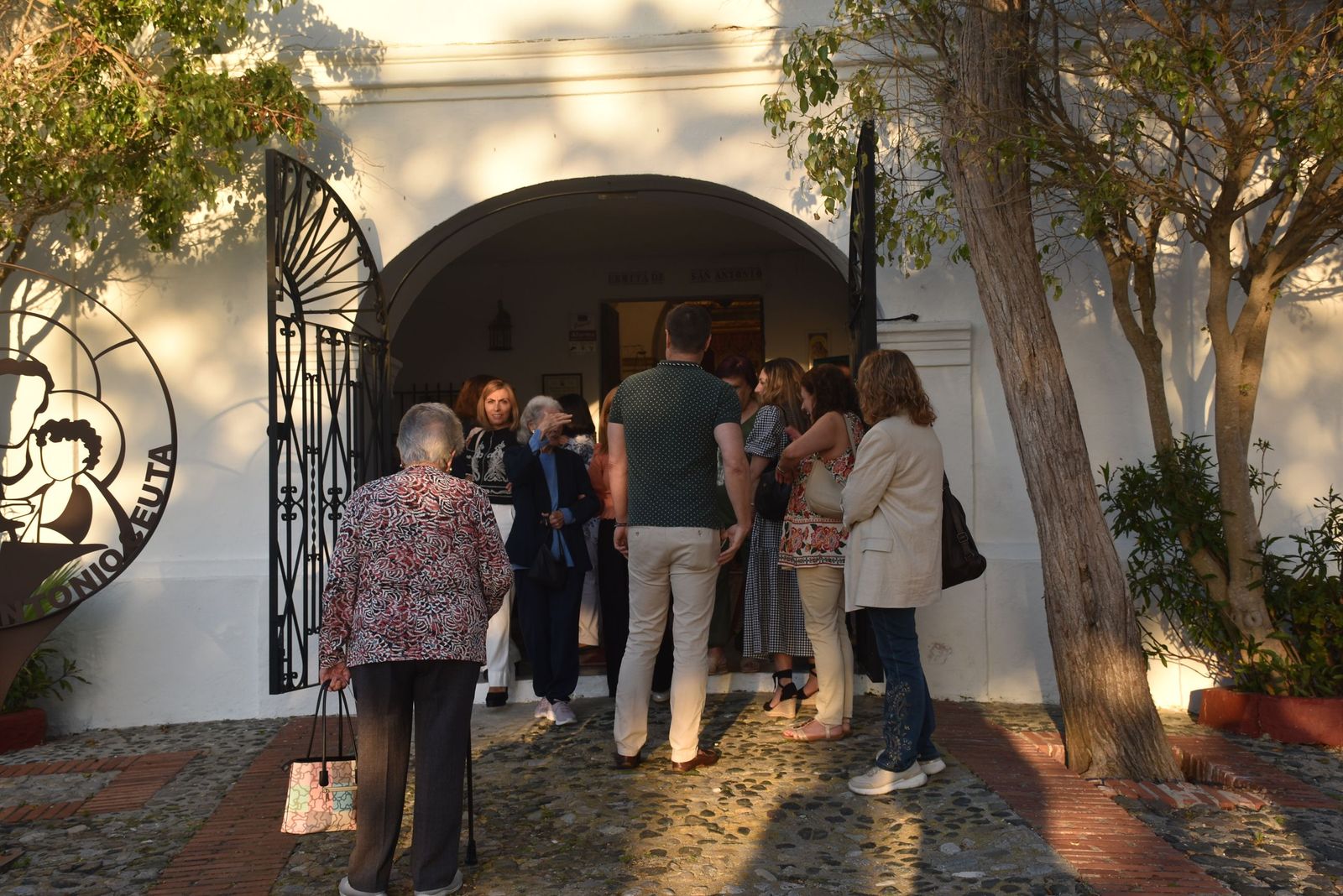 San Antonio enciende la cuenta atrás de su festividad con el inicio del triduo y el alumbrado extraordinario