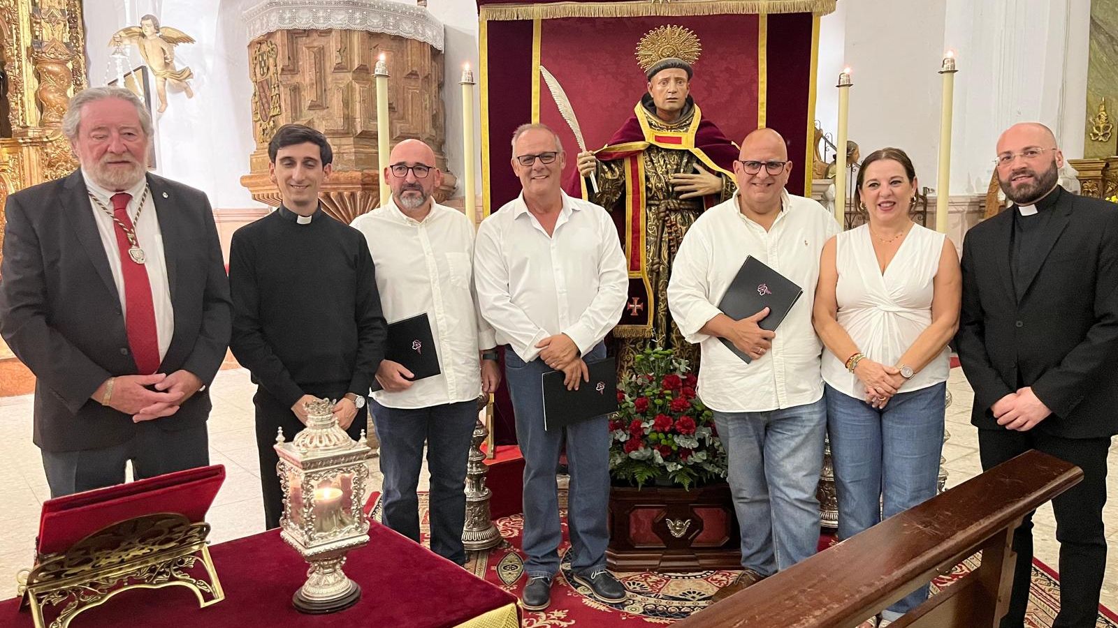 Foto de familia tras la misa. Foto de familia tras la misa.