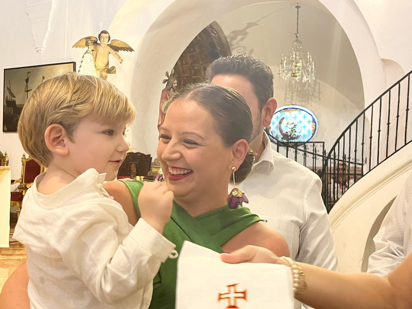 Carlota, Guillermo y Óliver reciben el sacramento del bautismo