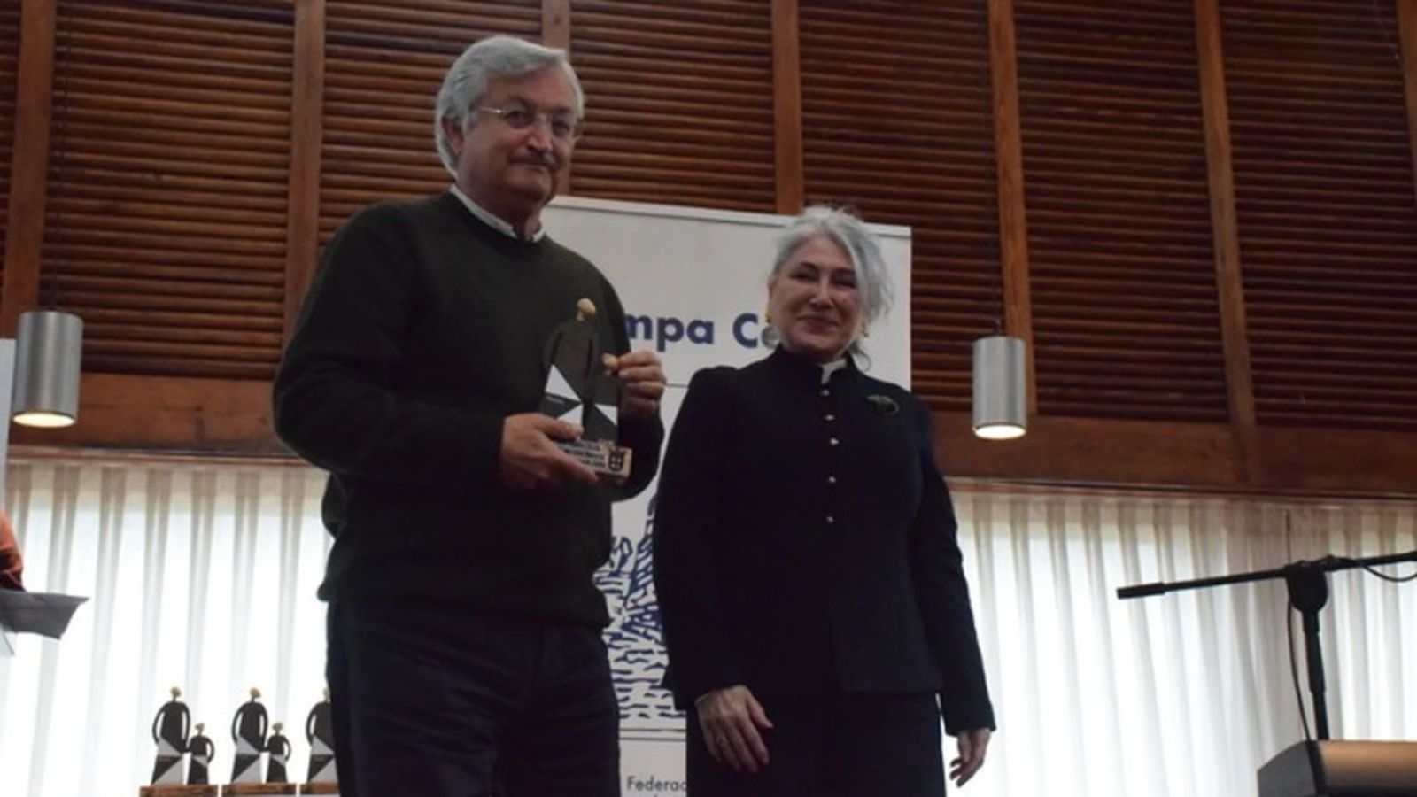 Belmonte recogiendo el galardón durante la gala de la FAMPA en Ceuta