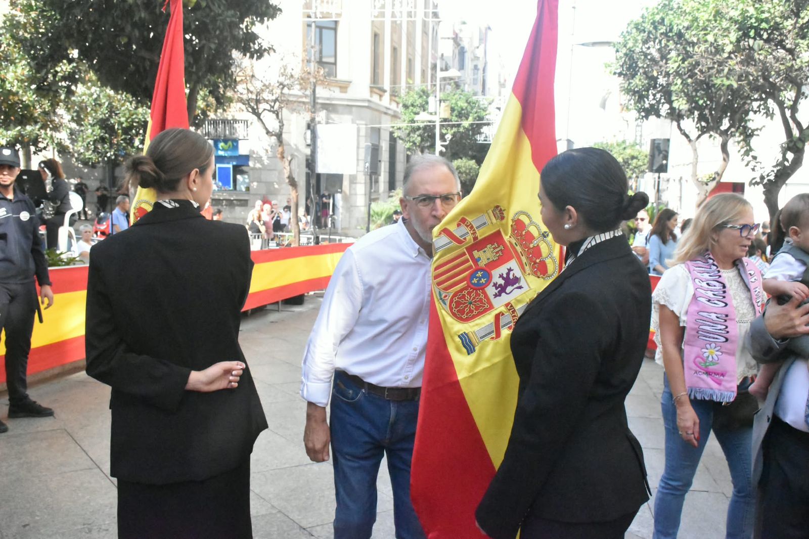Multitud de ceutíes juran bandera de manera simbólica para mostrar su pertenencia a España