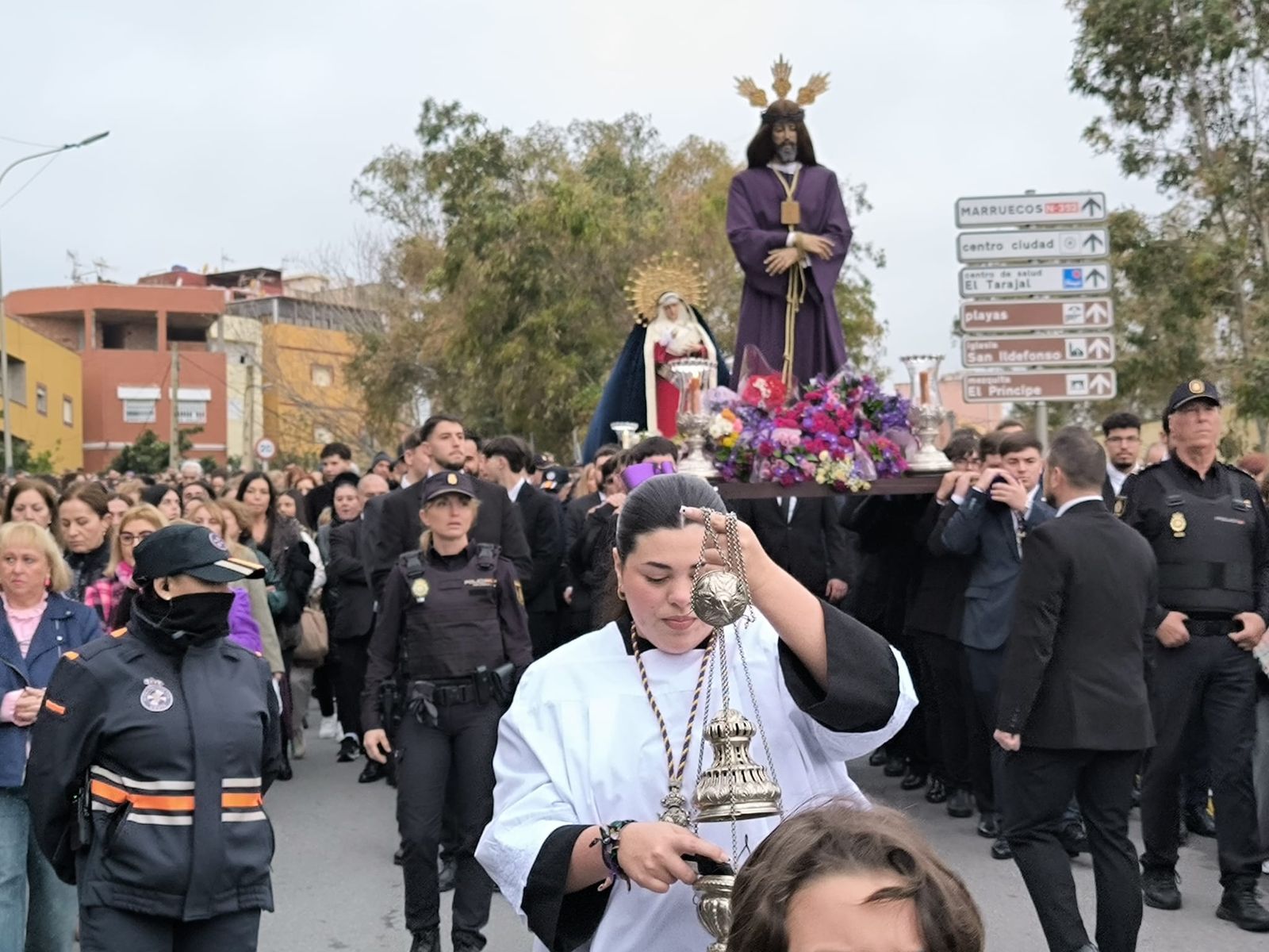 Comienza el traslado del Señor de Ceuta arropado por cientos de ceutíes