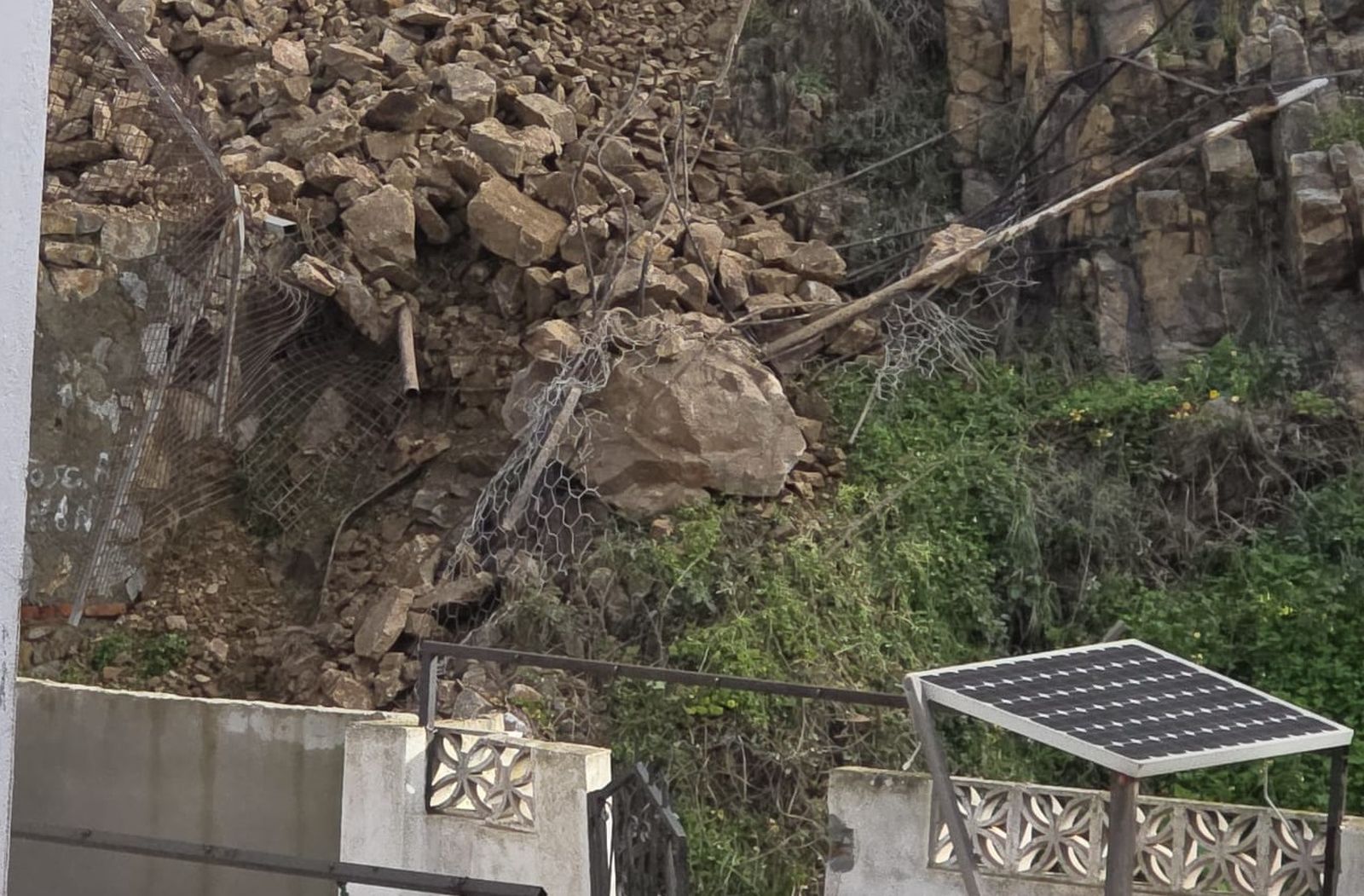 Una roca de más de 200 kilos se desprende en San Amaro y reaviva la denuncia vecinal