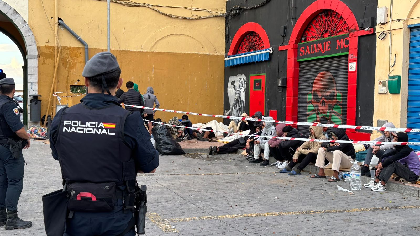 La Policía custodia el asentamiento de menores en la plaza vieja