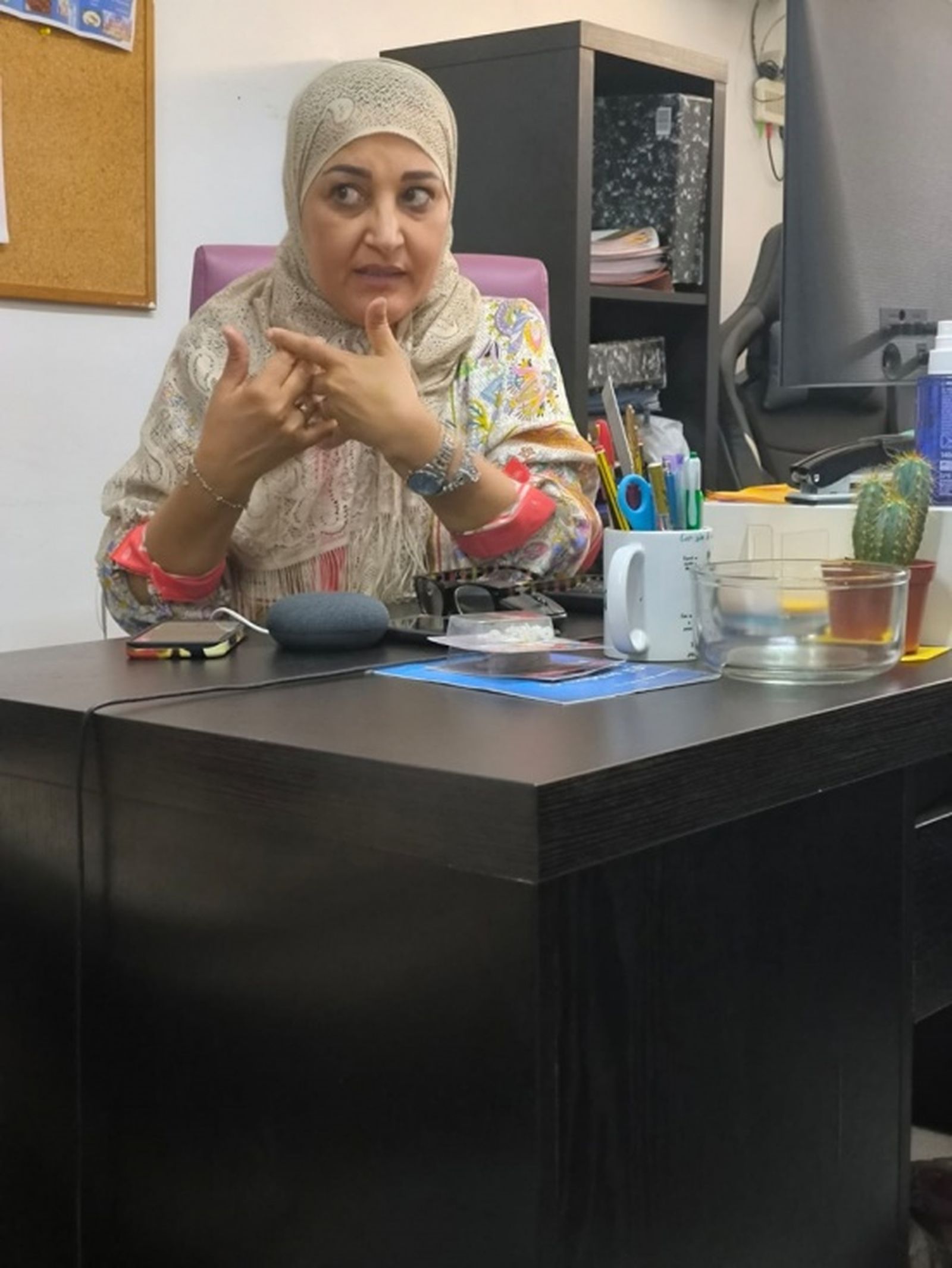 La trabajadora social de Luna Blanca, Haiima Ahmed, durante una entrevista concedida a este diario este martes. / FOTOS NICOL´S