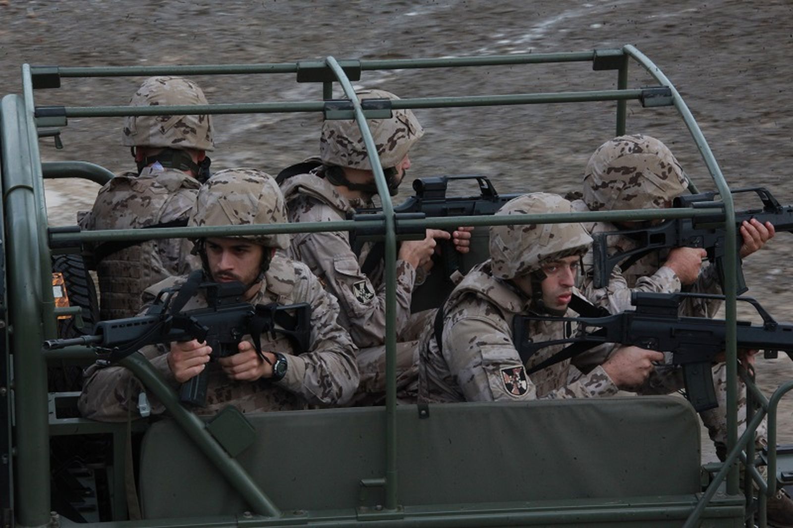 7044_militares1
