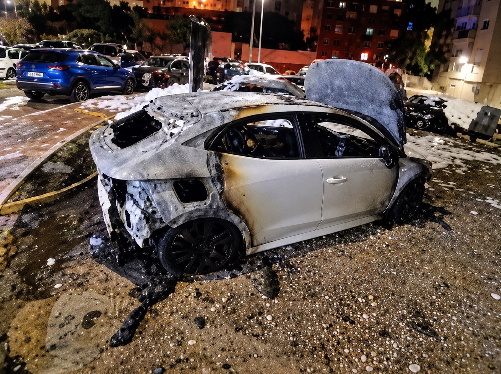Un incendio arrasa dos coches y causa daños en otros tres en la zona de Molino