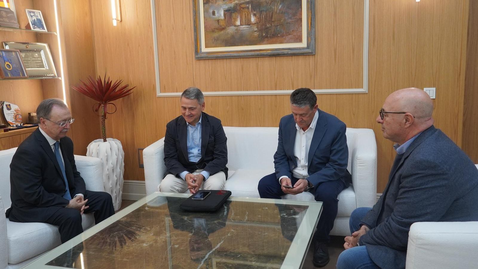 El presidente Juan Vivas con Latasa acompañado del consejero de Comercio, Turismo, Empleo y Deporte, Nicola Cecchi; y José Ramón Olmedo, de Procesa