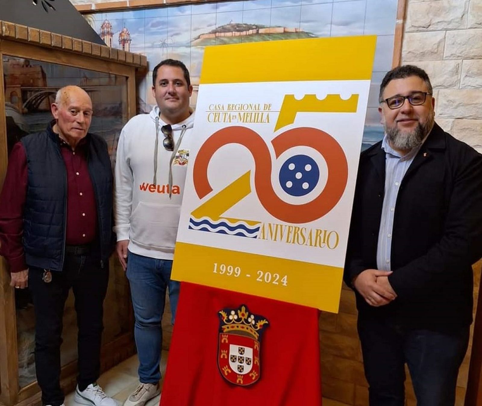 El presidente y vicepresidente de la Casa Regional de Ceuta en Melilla aprovecharon la visita del consejero de Fomento para presentarle el logo. / FOTO CEDIDA