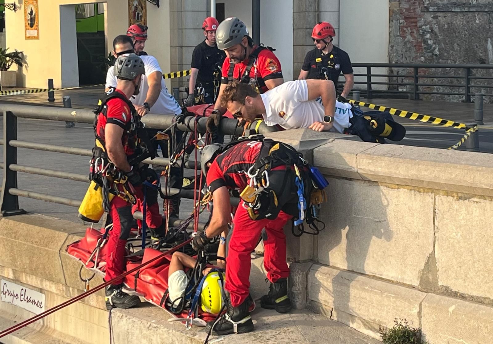 Operaciones de rescate vertical por toda la ciudad