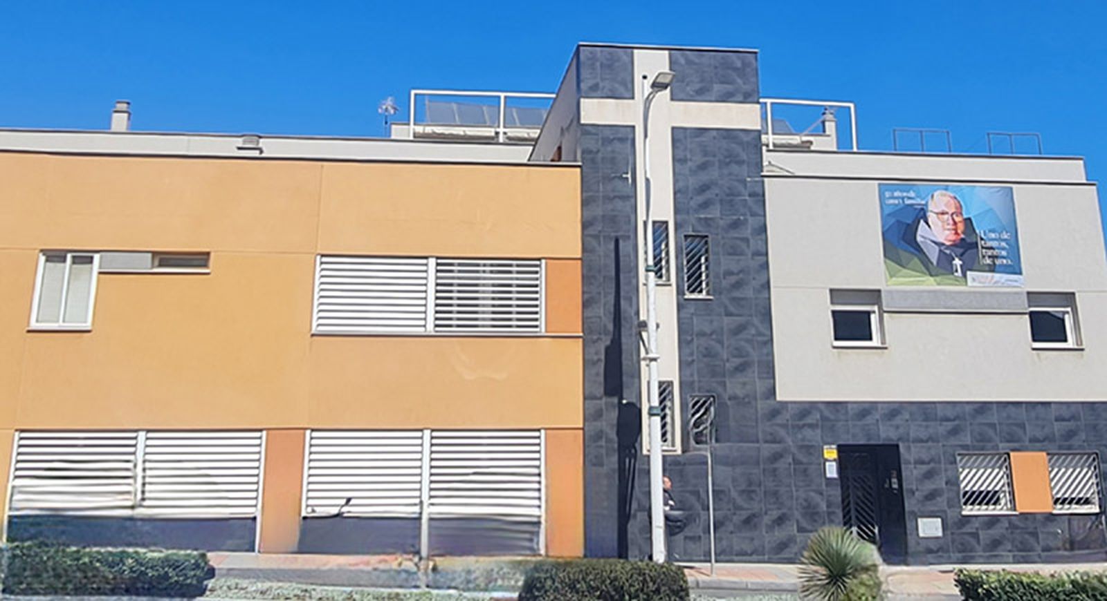 Fachada de la sede de Cruz Blanca, una de las entidades que atienden en Ceuta a estas personas