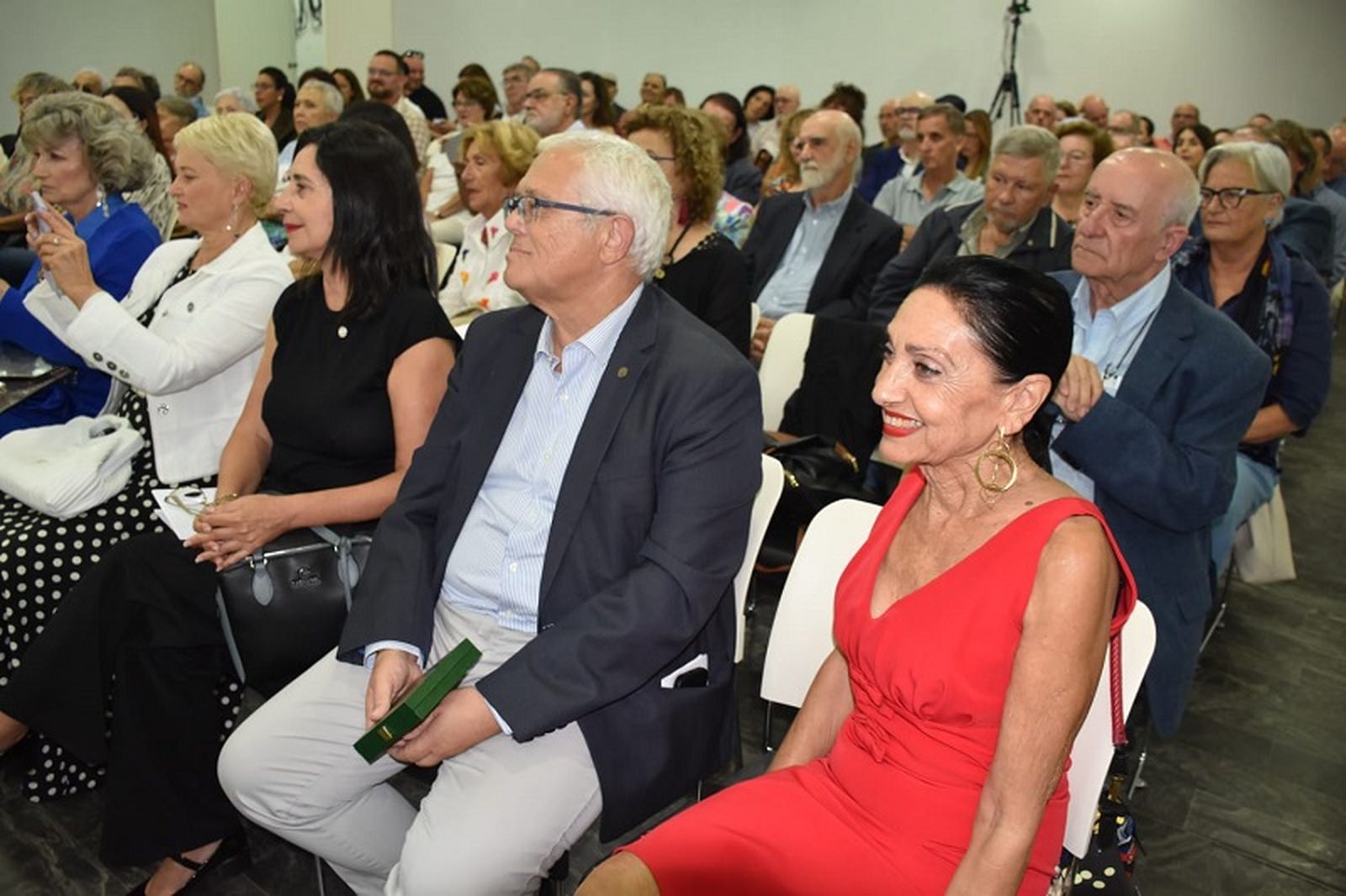 La decana de Literatura del IEC, María Jesús Fuentes, y el director, José Antonio Alarcón, durante el homenaje al instituto y a López Anglada en la biblioteca