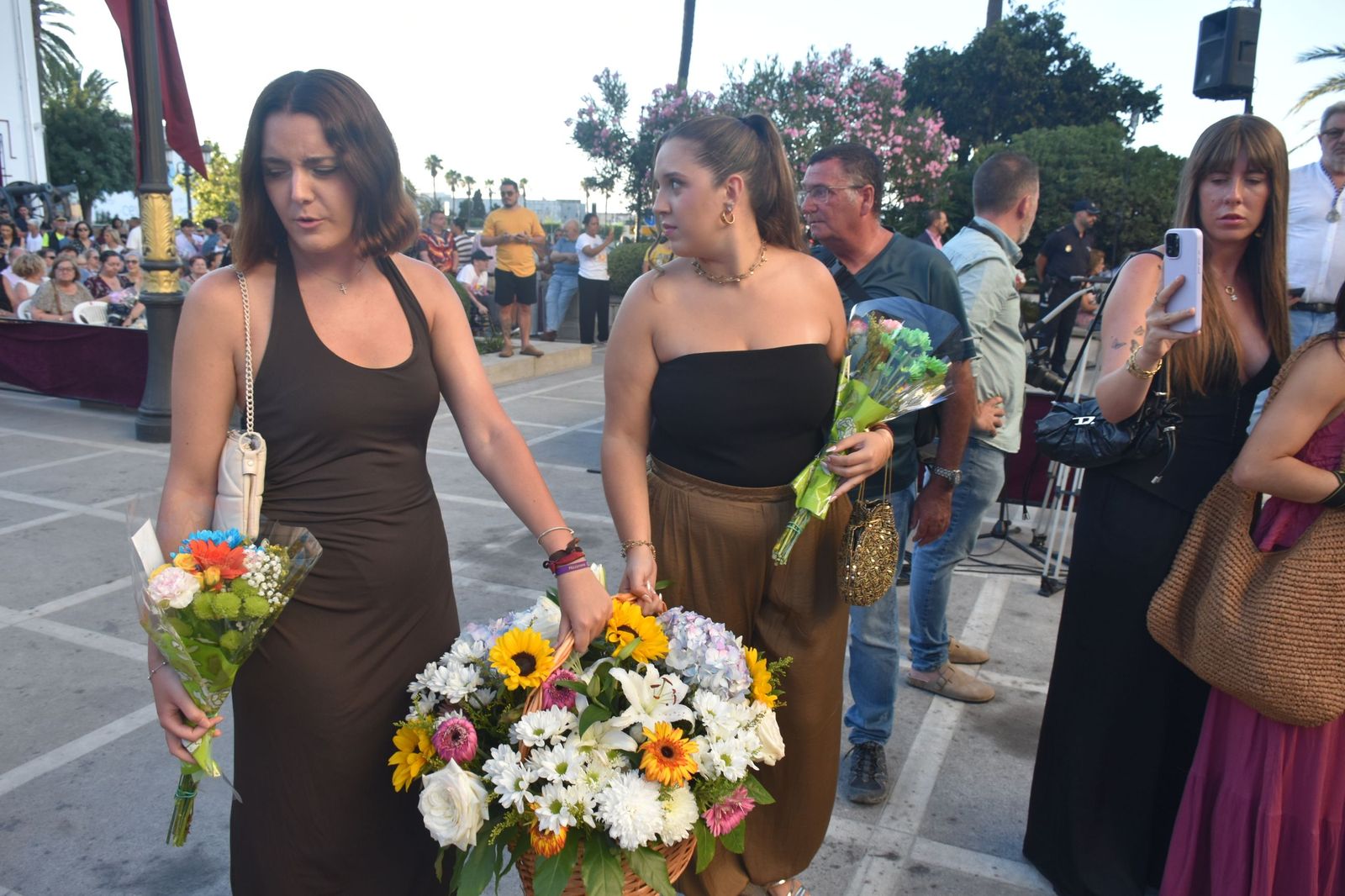 Los ceutíes vuelven a encontrarse con su Madre entre flores, esperanza y lágrimas contenidas