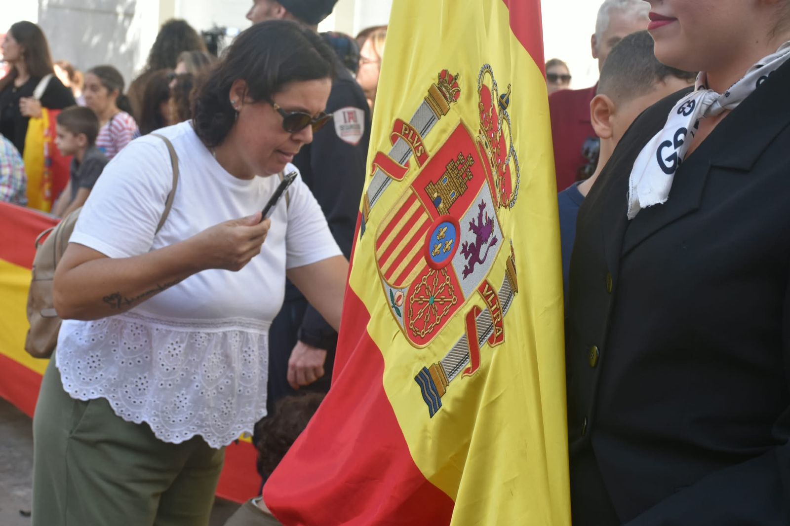 Multitud de ceutíes juran bandera de manera simbólica para mostrar su pertenencia a España