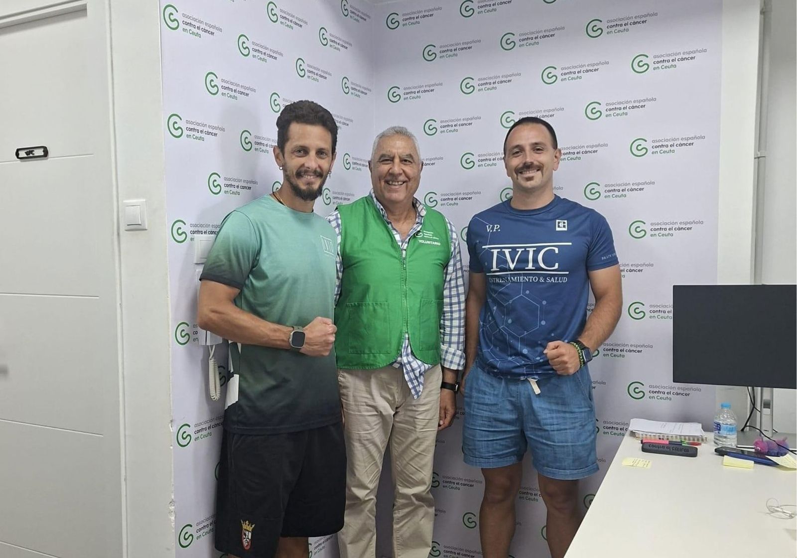 Responsables de IVIC y de la AECC durante la formalización del acuerdo