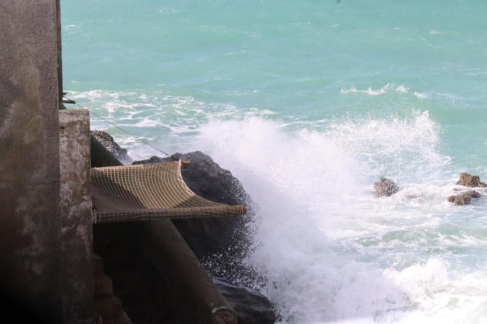 El oleaje este viernes en el espigón de Benzú.