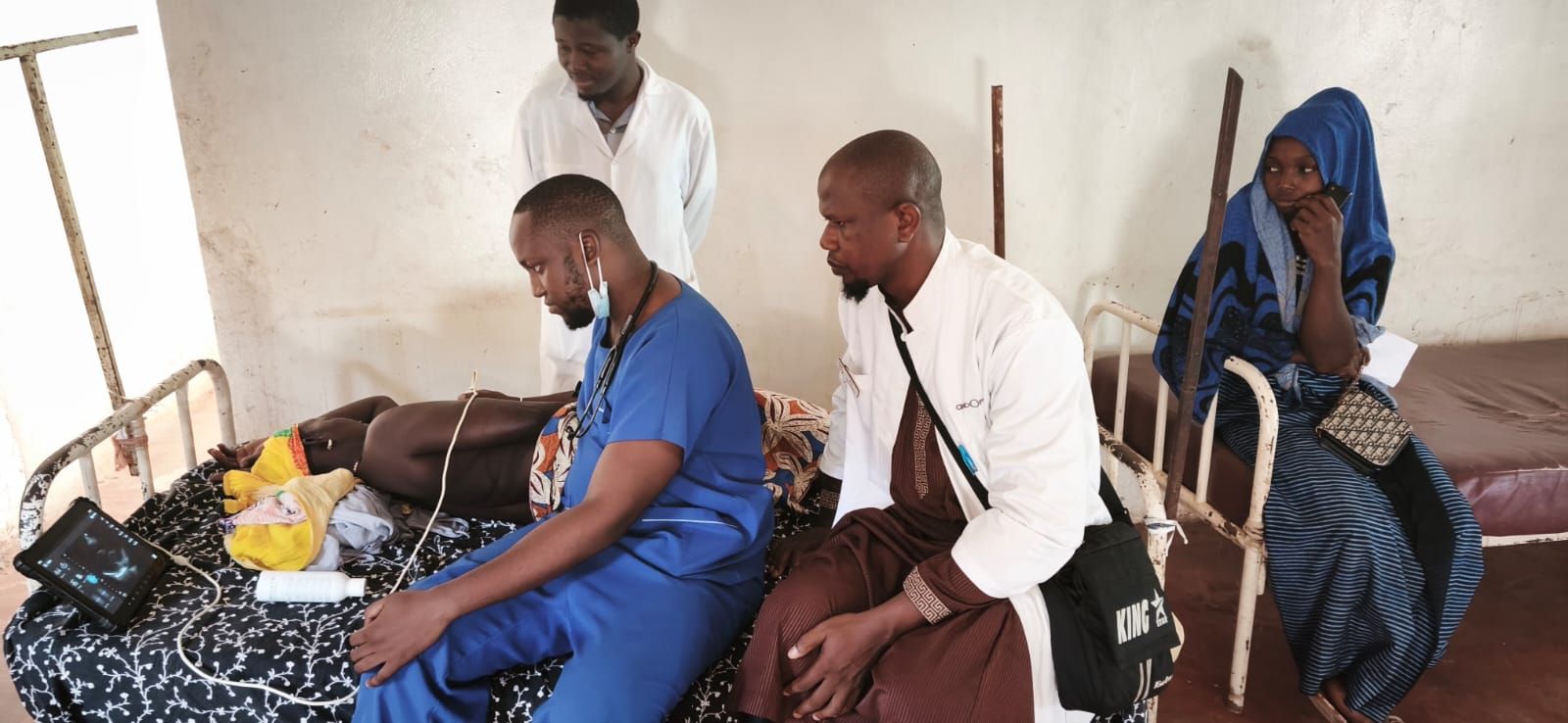 Imagen cedida por el COMCE en la que se trata a una paciente en Guinea Bissau