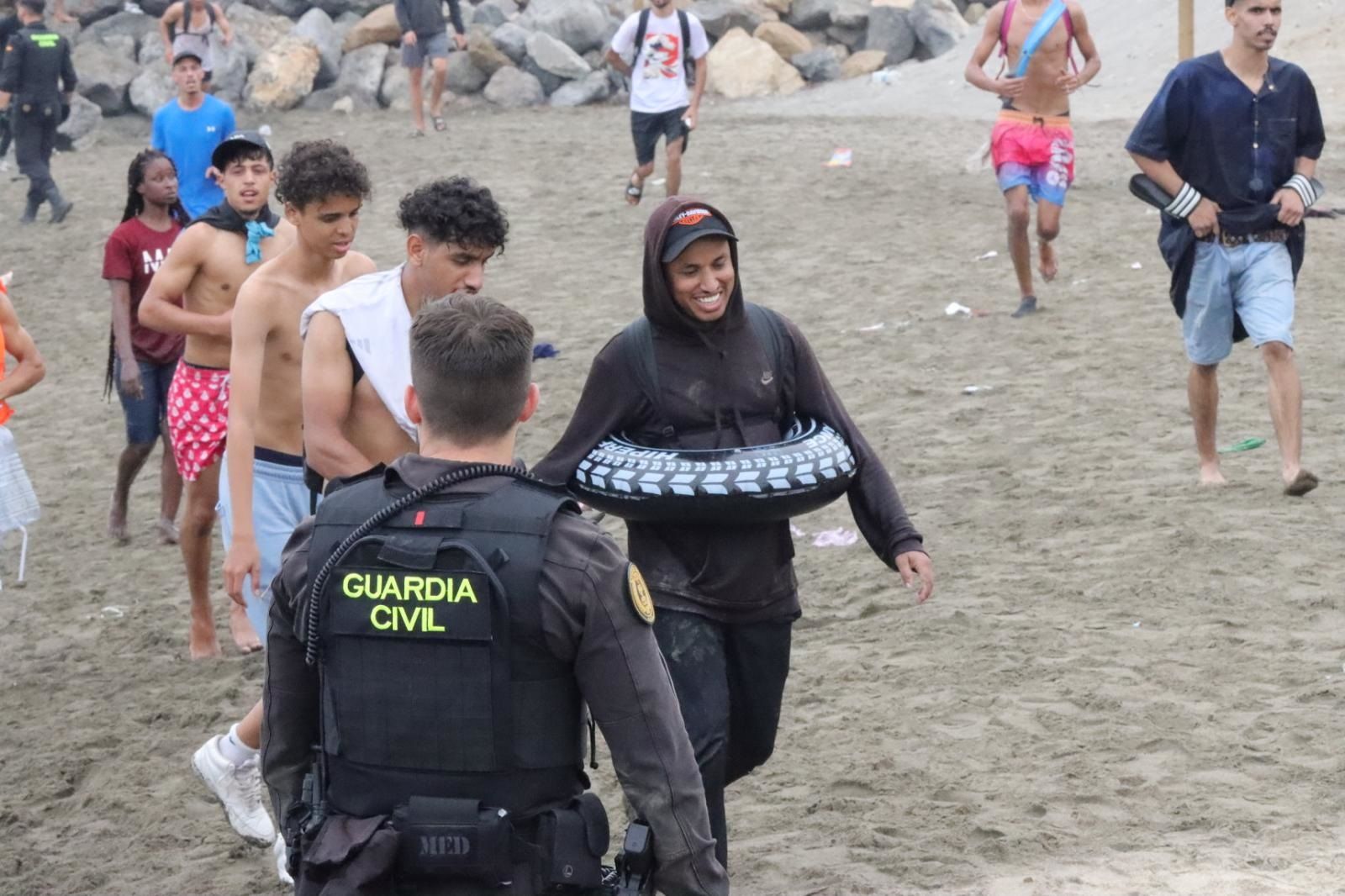 Un agente de la Guardia Civil en la playa de El Tarajal