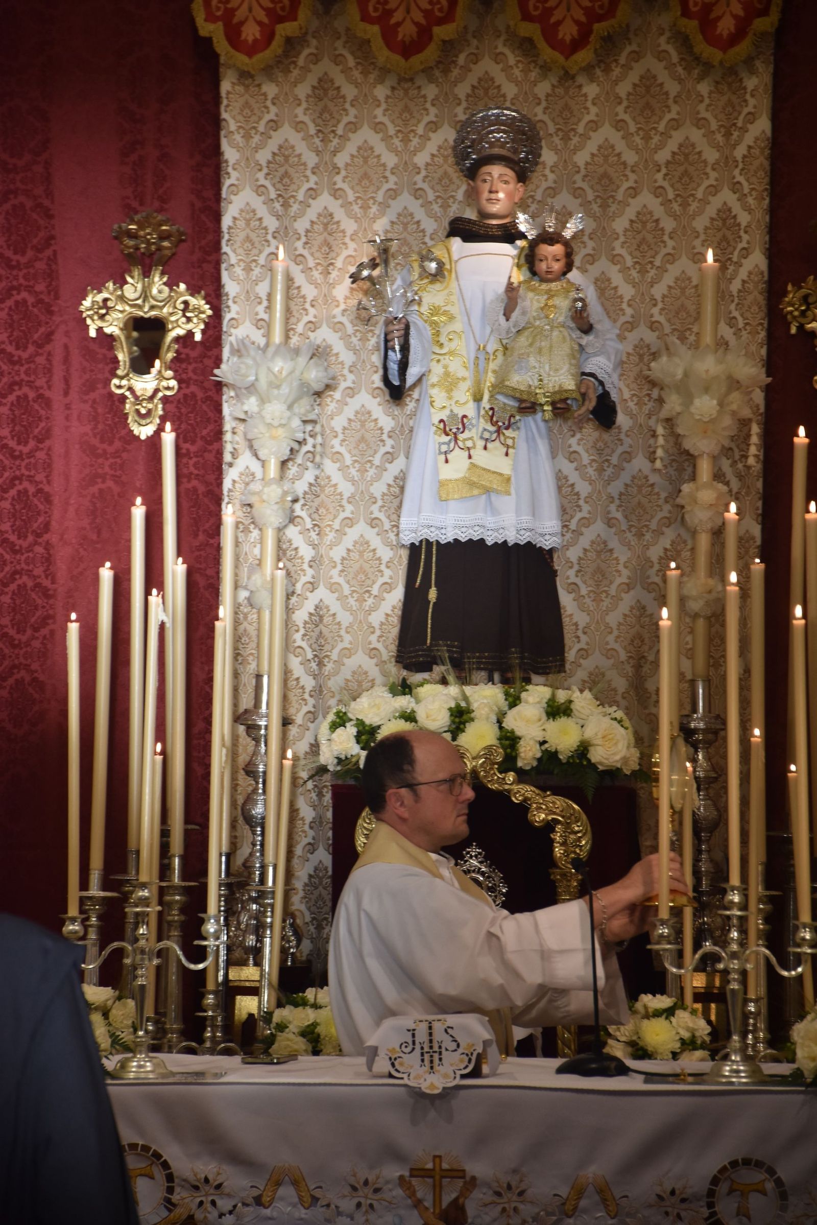 San Antonio enciende la cuenta atrás de su festividad con el inicio del triduo y el alumbrado extraordinario