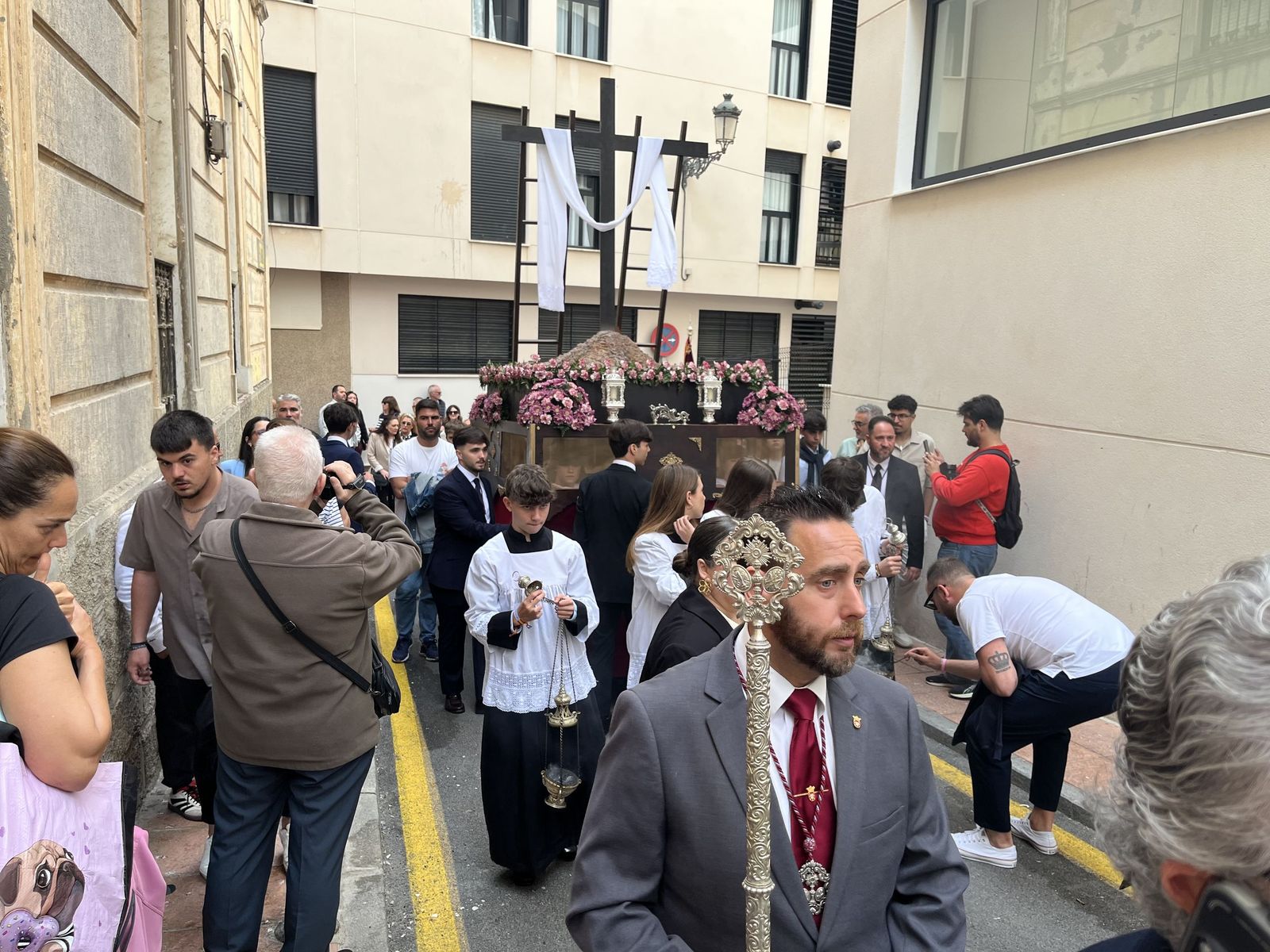 Ceuta acompaña a la Cruz de Mayo de La Flagelación en su primera salida con costaleros