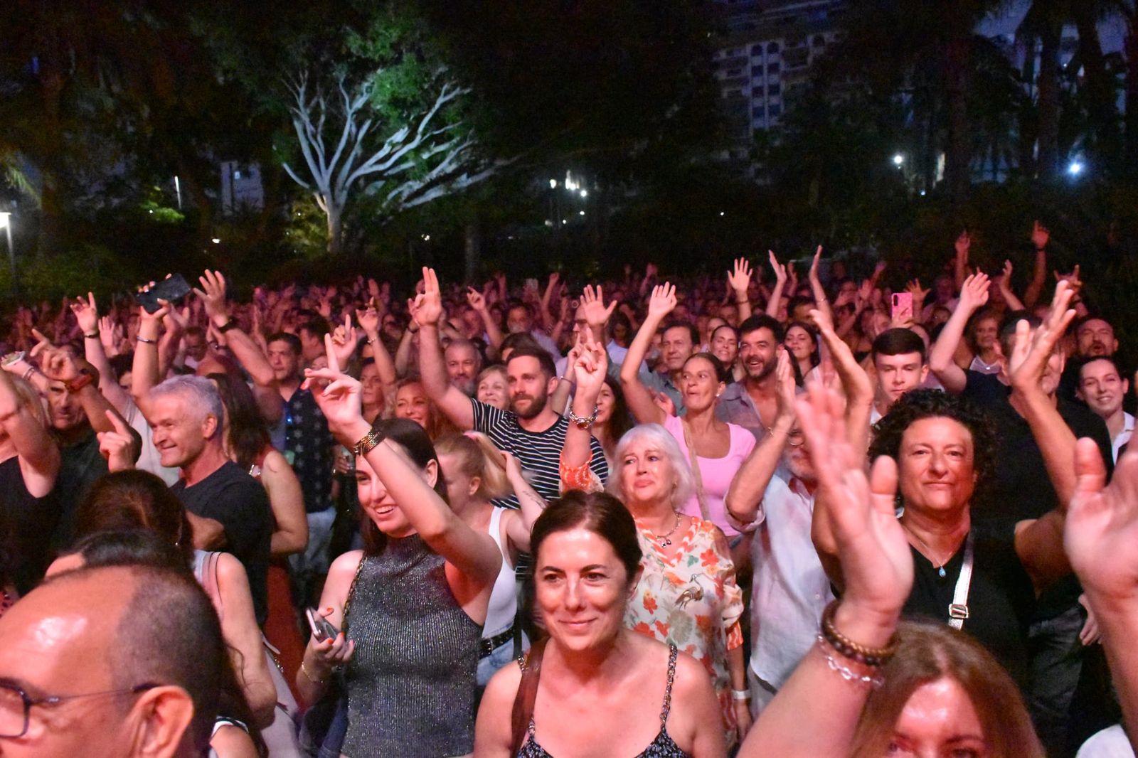 M-Clan convierte Ceuta en un enorme escenario de rock con una noche para el recuerdo