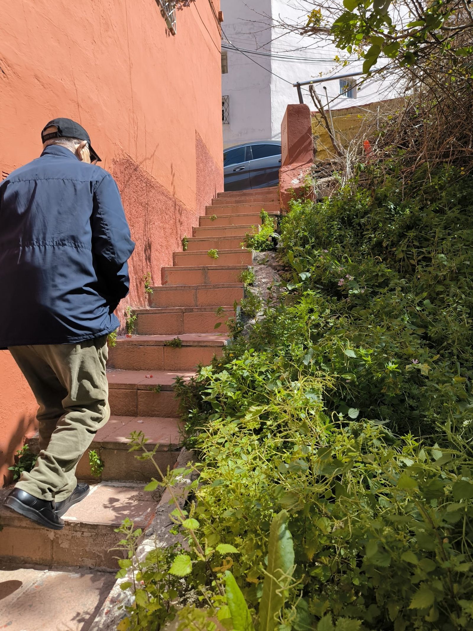 Un vecino de Fuente Terrones sube unas escaleras en la barriada