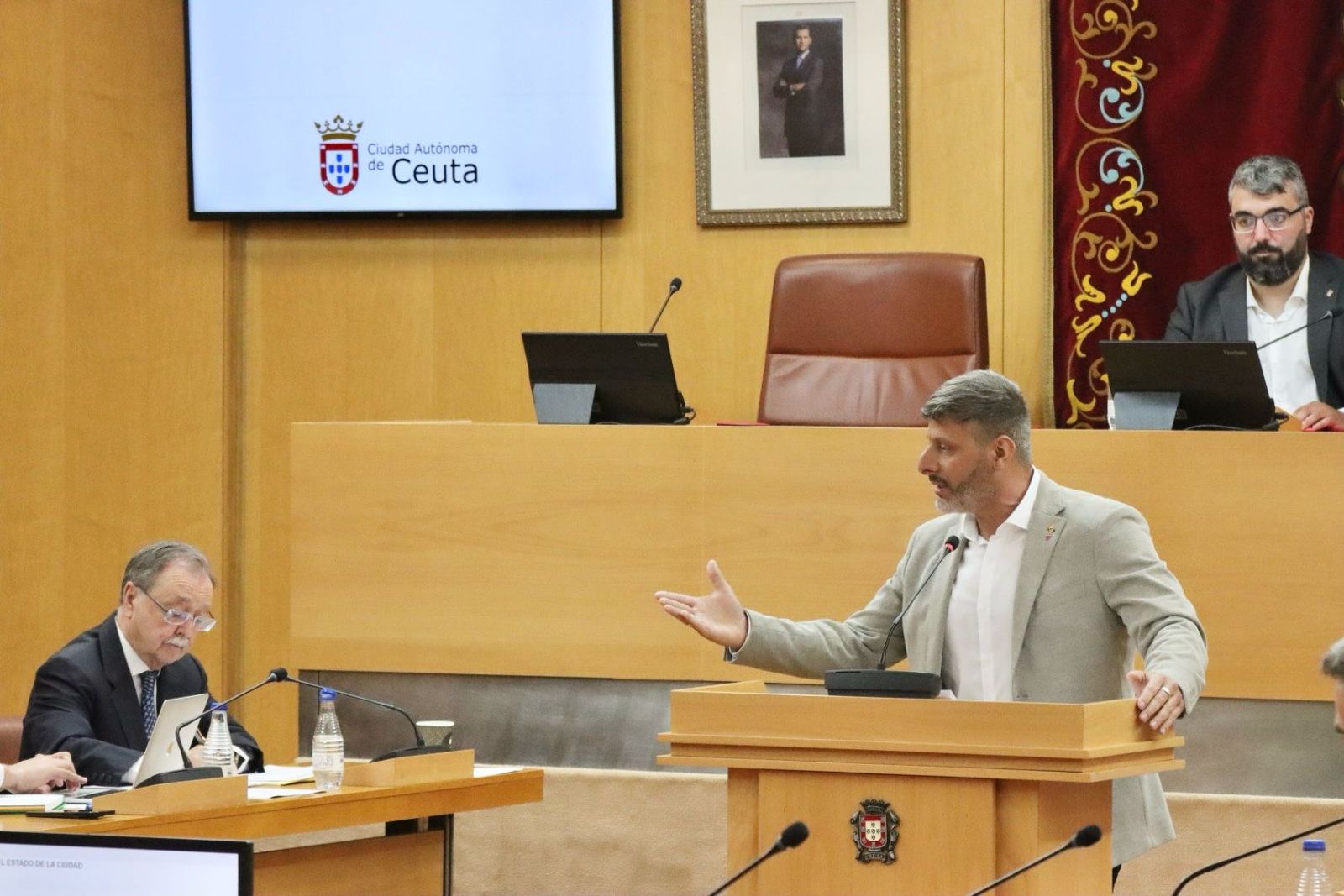 El diputado de Ceuta Ya! se dirige al presidente Vivas durante el Debate del Estado de la Ciudad