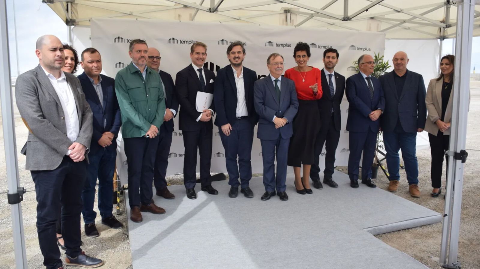 Acto de colocación de la primera pìedra de la obra del centro de datos