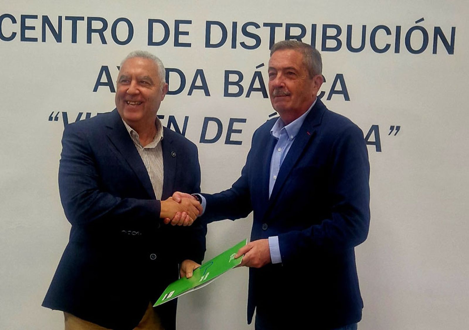 Jesús Ferreiro (AECC) y Fernando Sotomayor (Cáritas), tras la firma del convenio