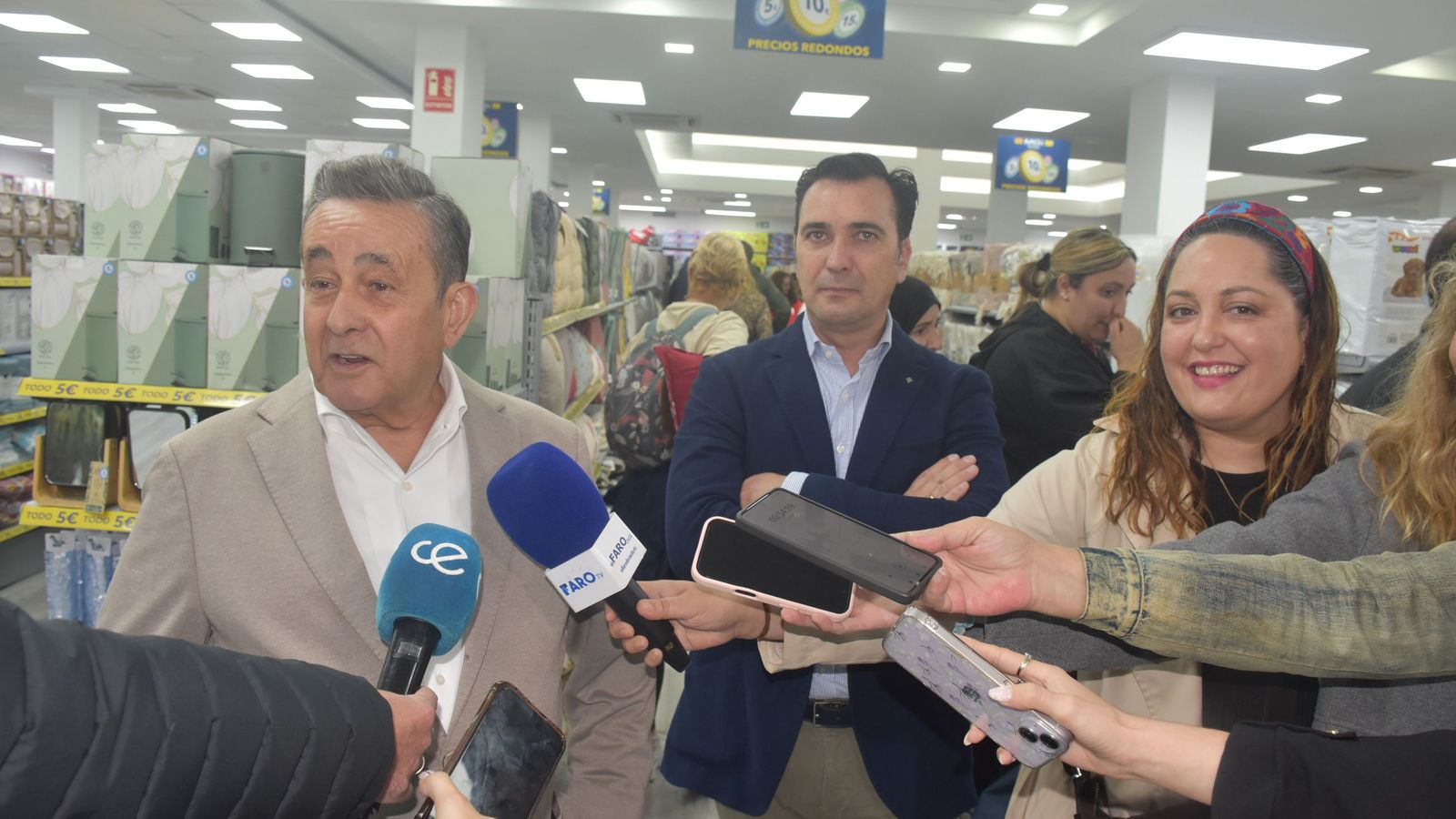 El dueño de MGI, Pepe Rosado, en declaraciones a la prensa durante la inauguración de su nueva tienda en la avenida del Puerto de Ceuta