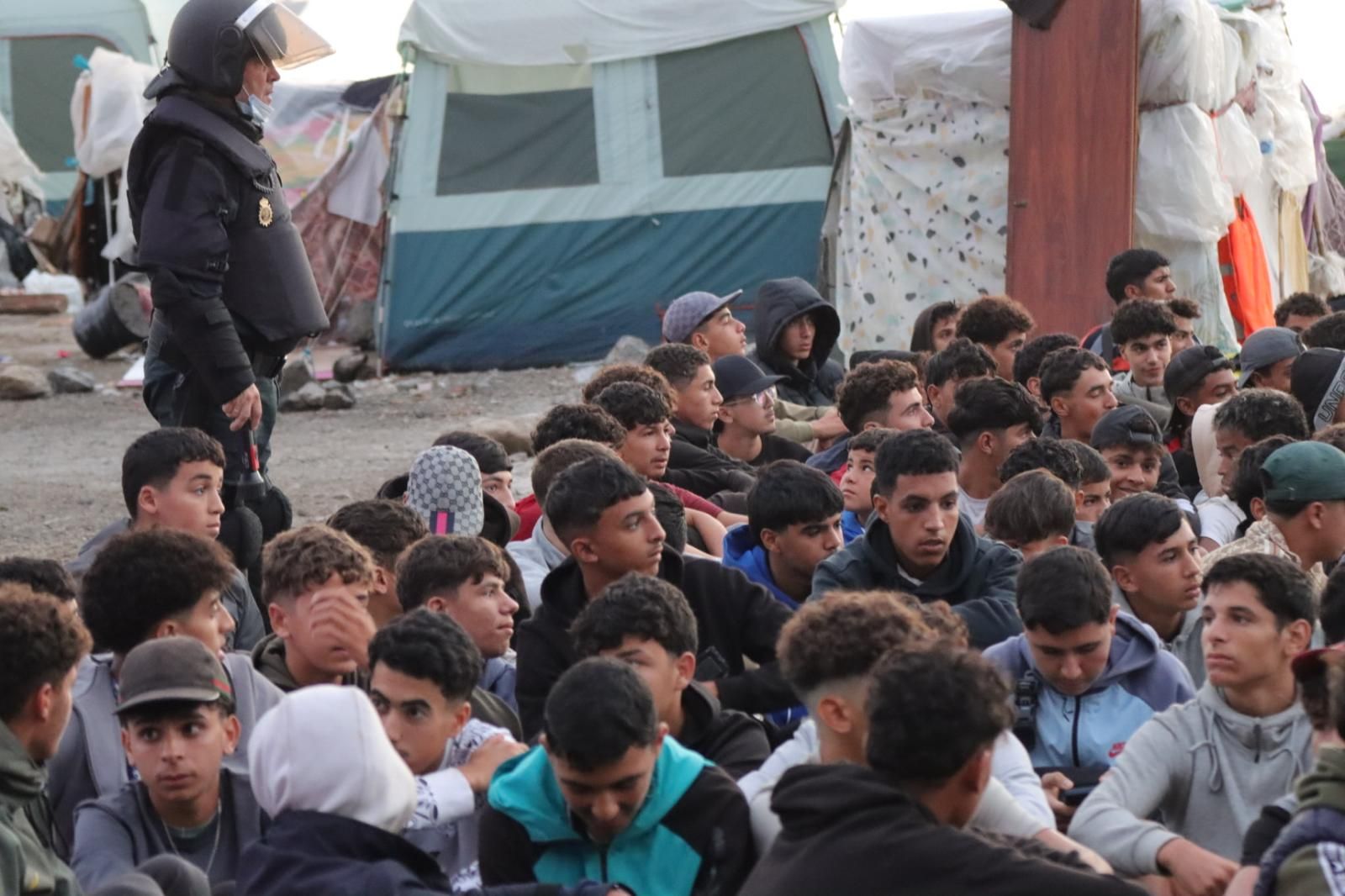 La Policía Nacional inicia el desalojo del Guano, último gran asentamiento ilegal de inmigrantes de Ceuta