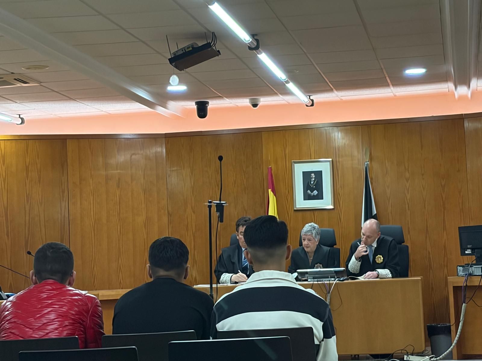 Los tres acusados, sentados en el banquillo de la Sección VI este martes.