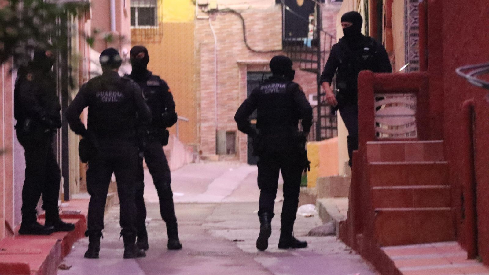 La operación, que continúa abierta, se enmarca en un dispositivo de carácter nacional en el que también participan unidades de la Guardia Civil en Algeciras (Cádiz) y Coín (Málaga) La operación, que continúa abierta, se enmarca en un dispositivo de carácter nacional en el que también participan unidades de la Guardia Civil en Algeciras (Cádiz) y Coín (Málaga)