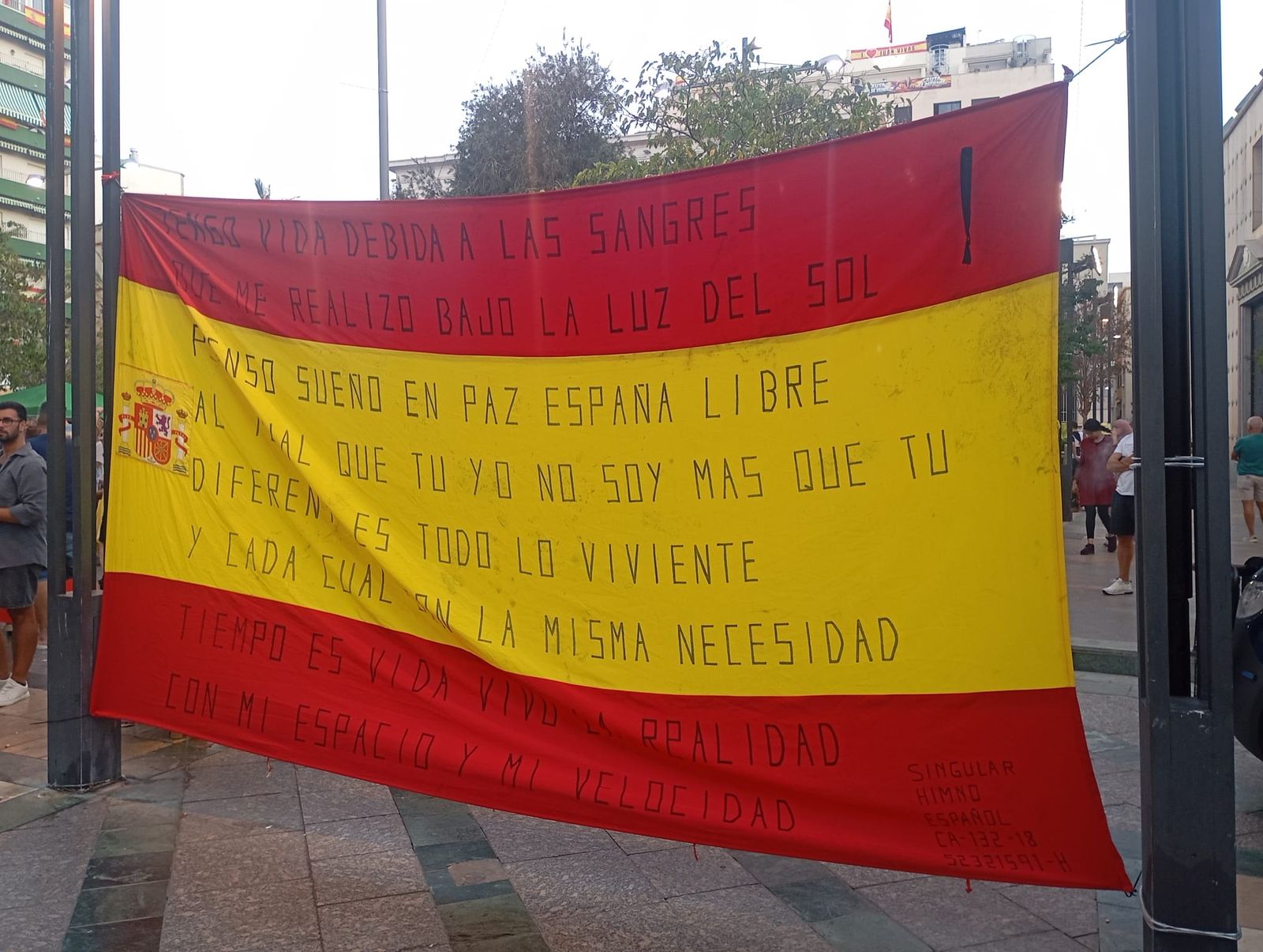 Vivas visita la Plaza de los Reyes, “un ejemplo de civismo de los ceutíes”