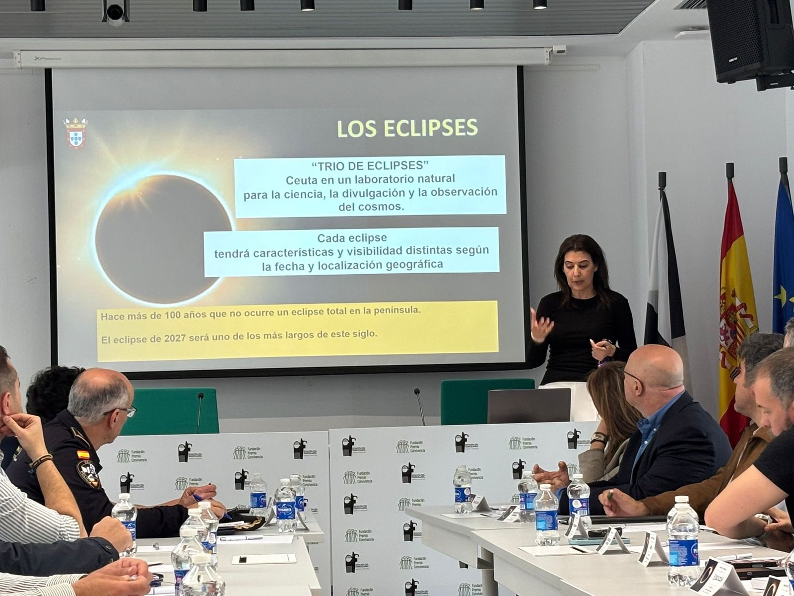 La coordinadora del proyecto '3 años, 3 eclipses', Cleopatra R'Kaina, interviene durante la primera reunión de coordinación