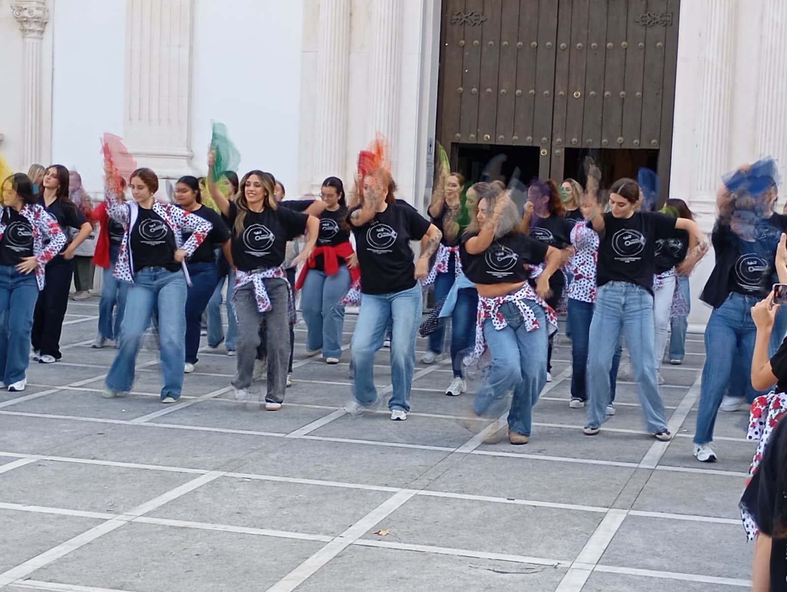 Un "abrazo" con la Patrona para acabar el encuentro entre academias Un "abrazo" con la Patrona para acabar el encuentro entre academias