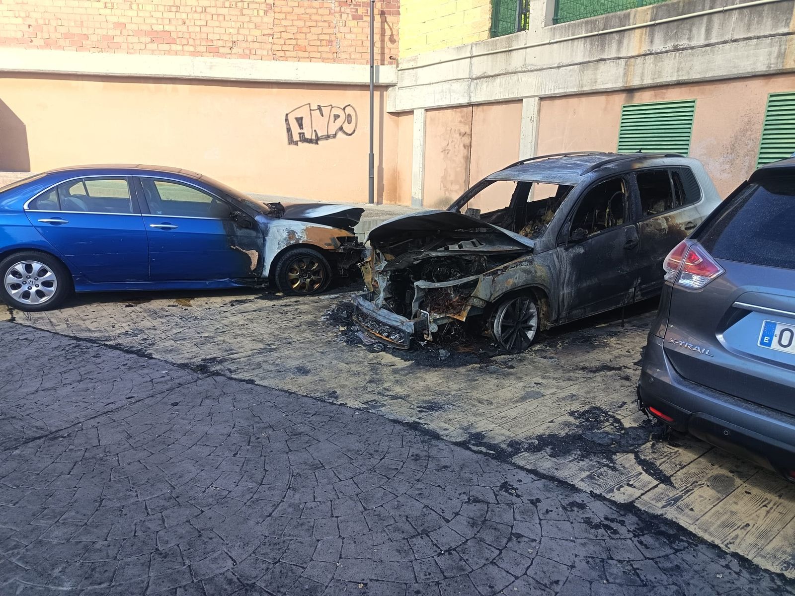 Coches indendiados en El Mixto
