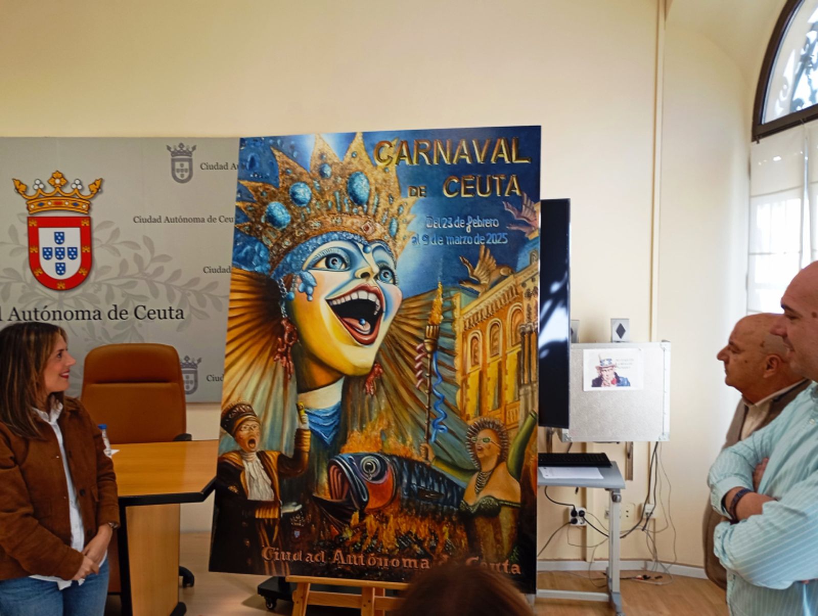 Pilar Orozco (izquierda), Andrés Peña y Eduardo Ayala observan el cartel de este año/ Juanjo Coronado