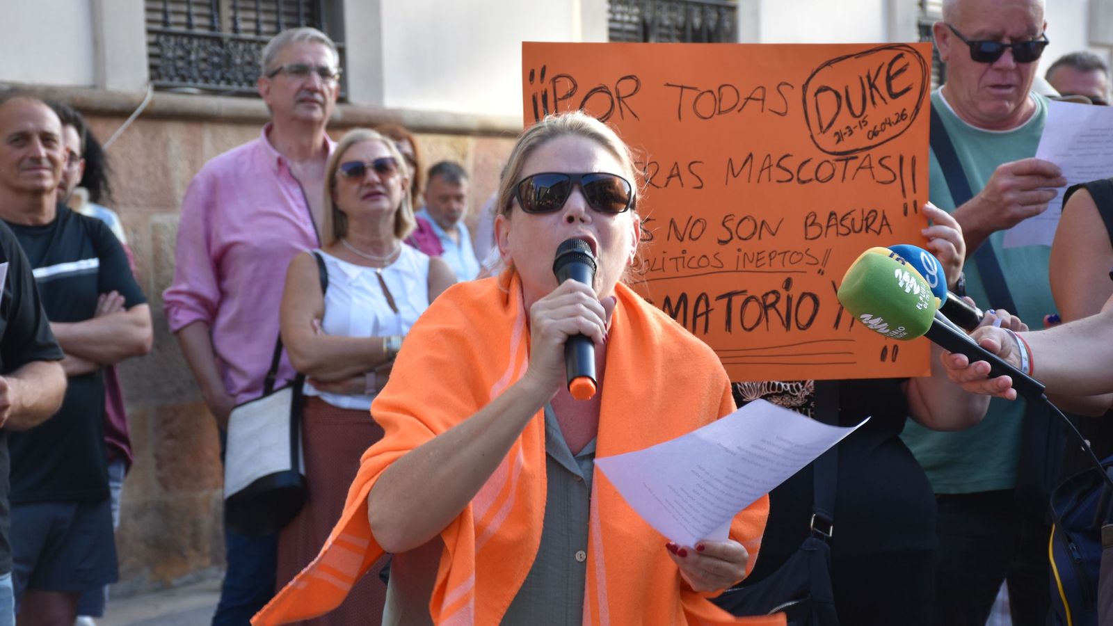 Una manifestante habla al público durante la concentración celebrada a las puertas del Palacio Autonómico por los derechos de los animales en Ceuta