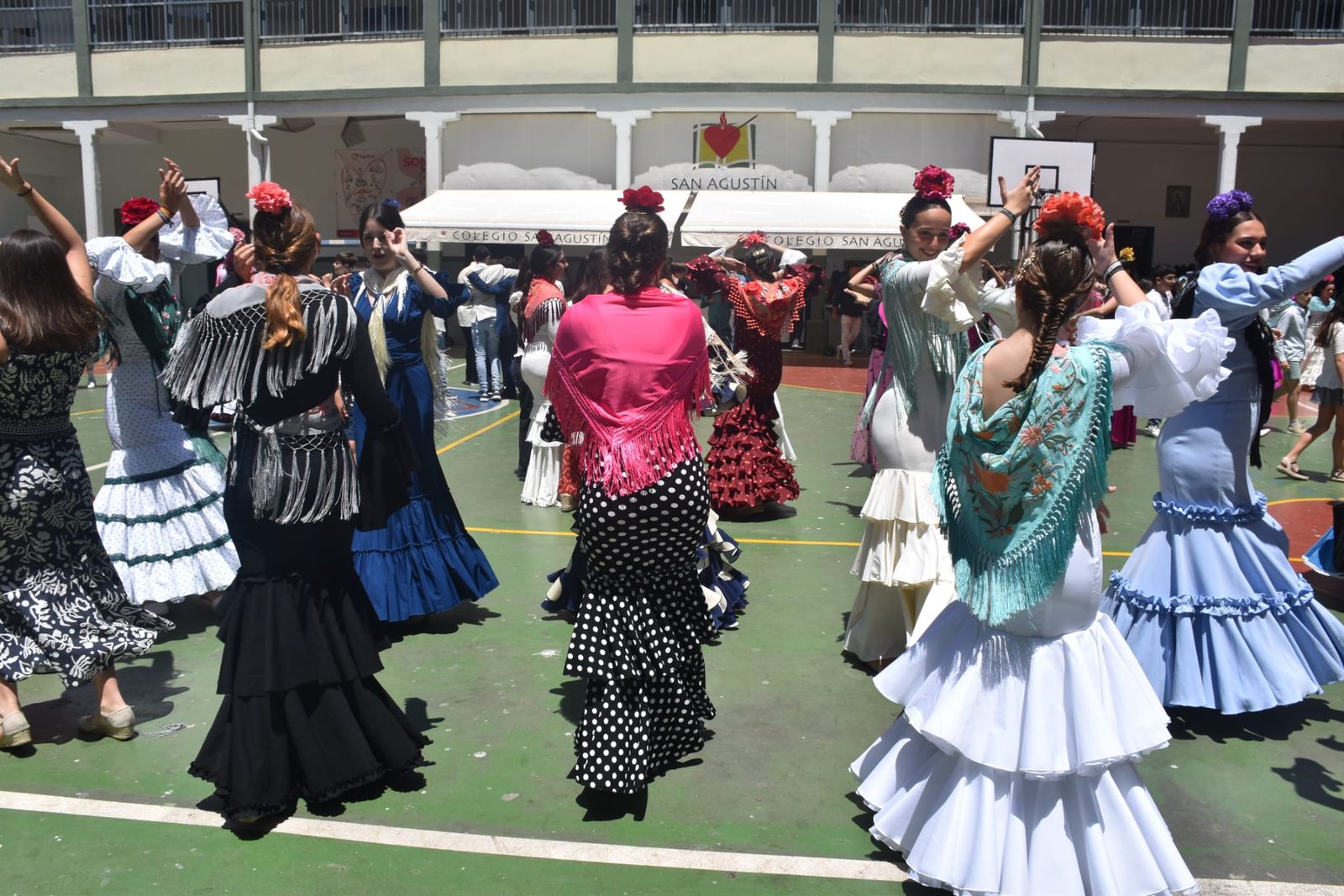 El Colegio de San Agustín disfruta de una feliz jornada solidaria con su Cruz de Mayo
