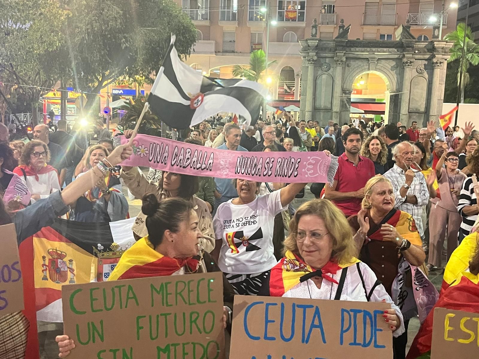 Ceuta no se rinde: Unos 200 ciudadanos vuelven a alzar la voz contra el Gobierno por la invasión