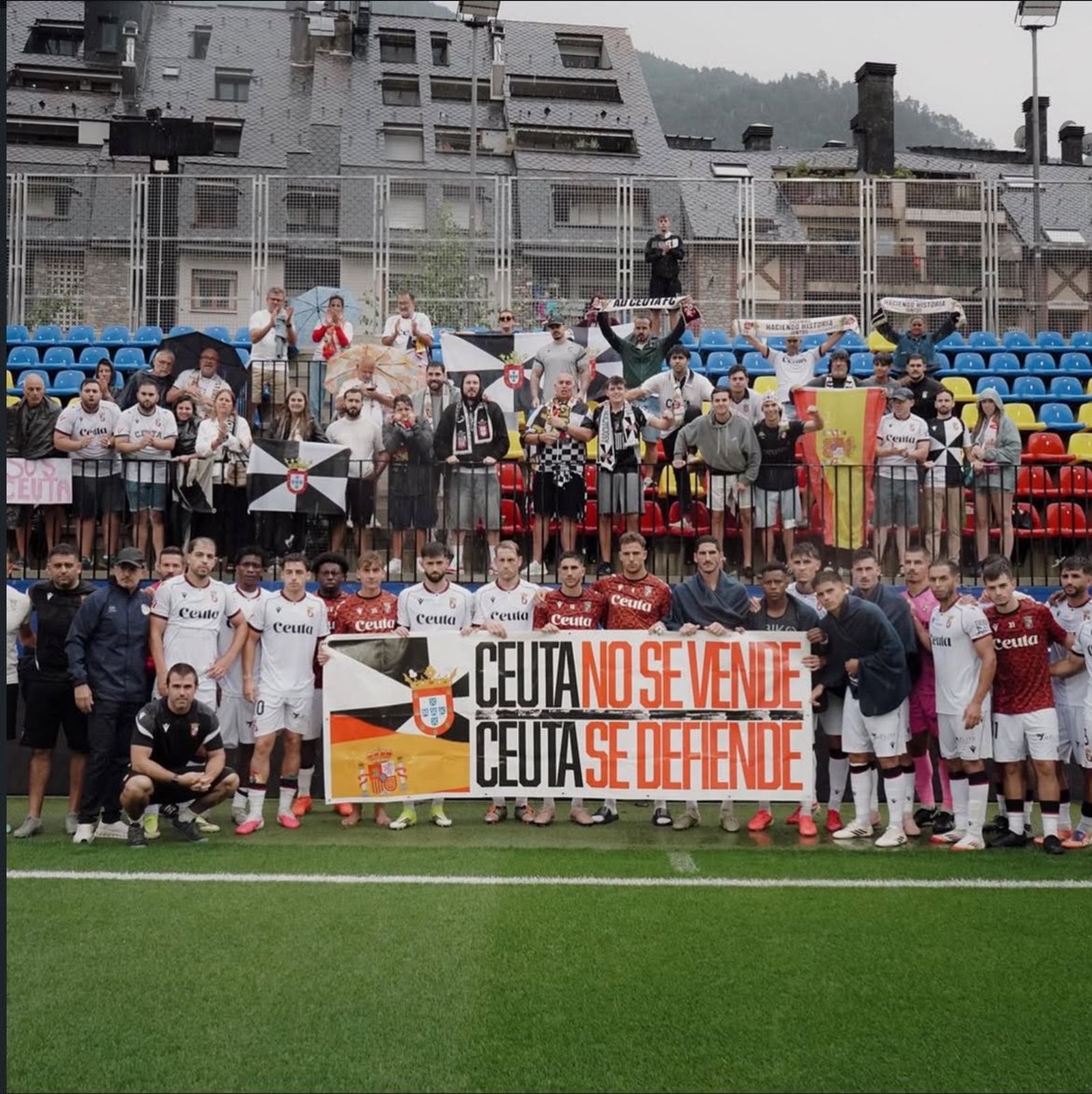 La plantilla posa con el cartel apoyando a Ceuta