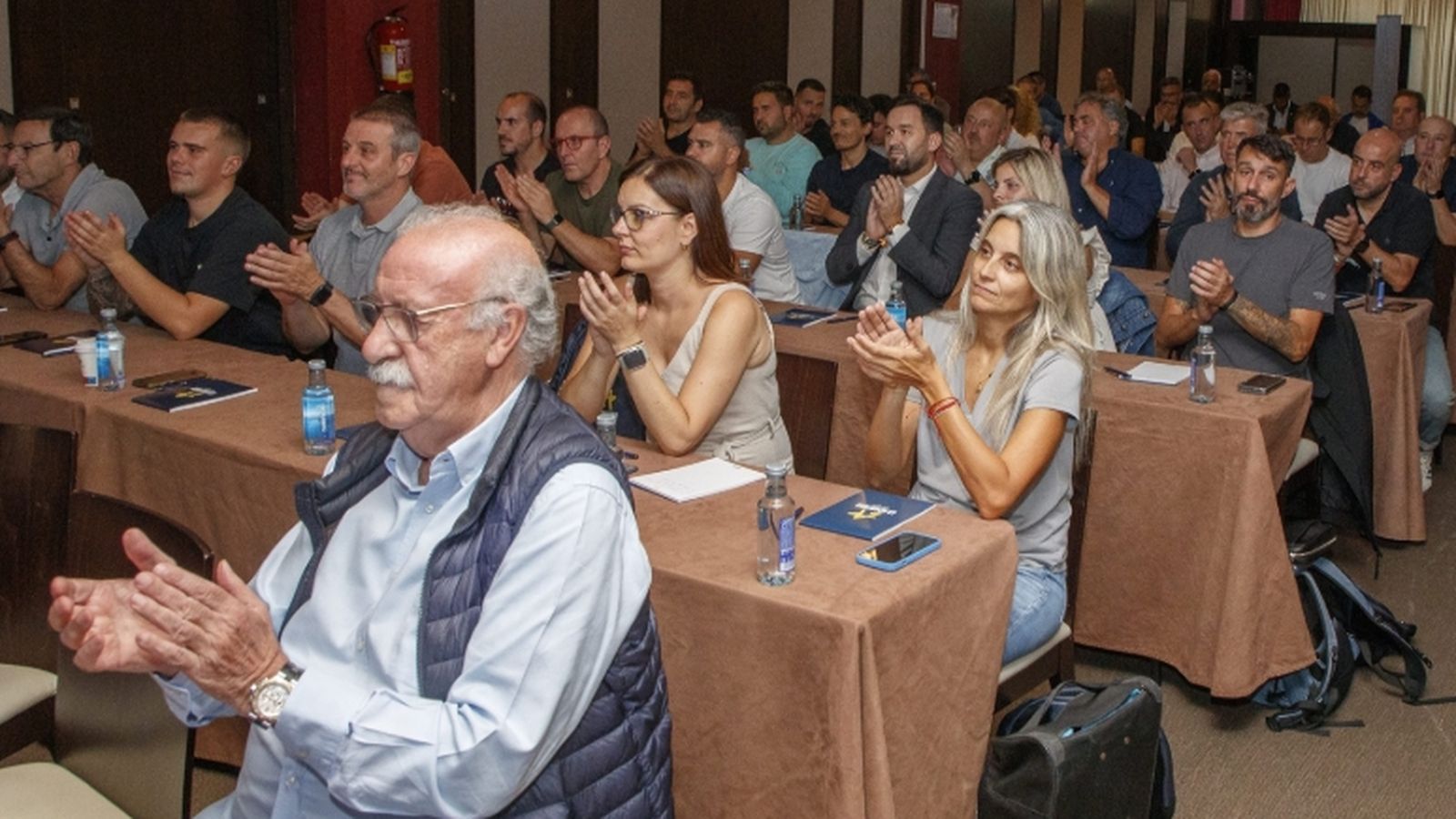 Vicente del Bosque aplaude durante el Curso de Técnico en Fútbol Inclusivo