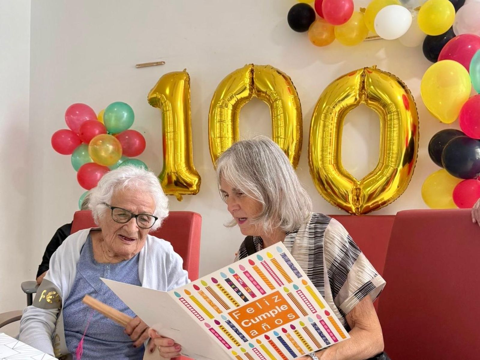 Isabel es una persona muy activa a pesar de su 100 años Isabel es una persona muy activa a pesar de su 100 años