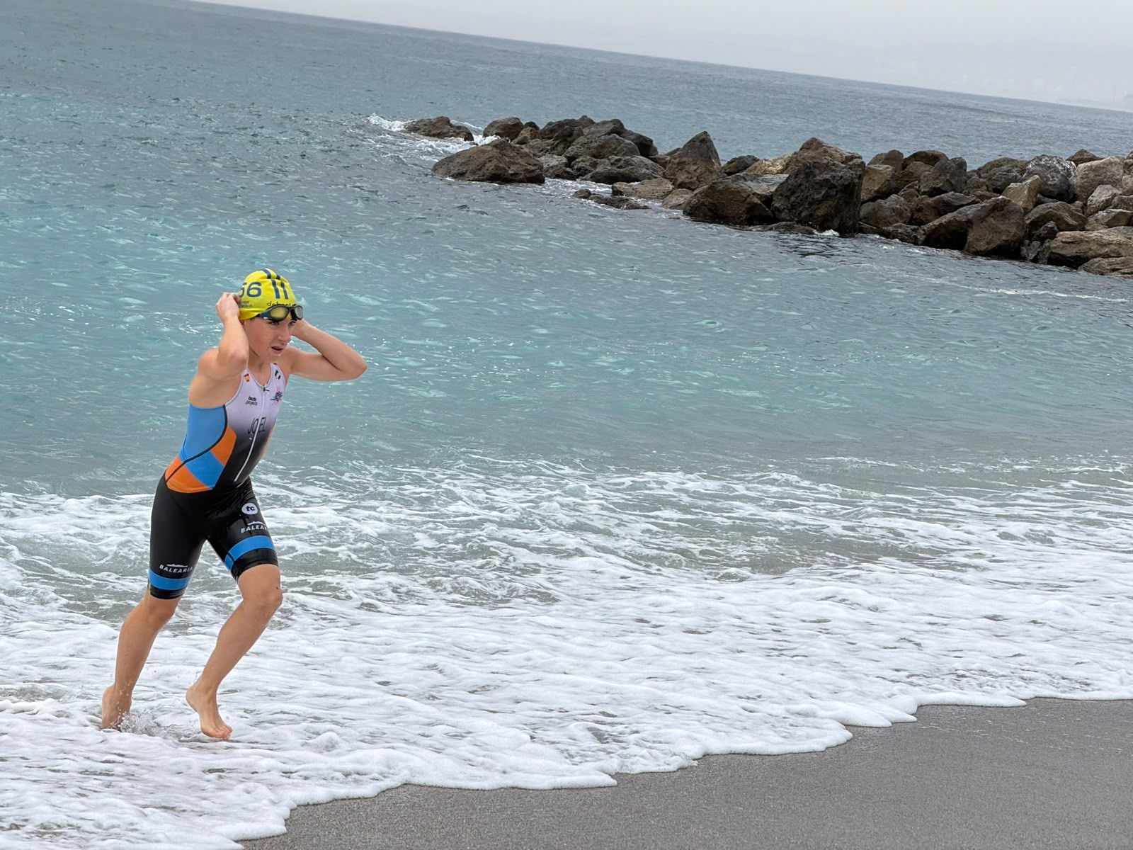 Los aficionados al triatlón en Ceuta se reúnen para participar en el Acuatlón Popular 'Juan Mur' y en la Phoenix Kids Triathlon