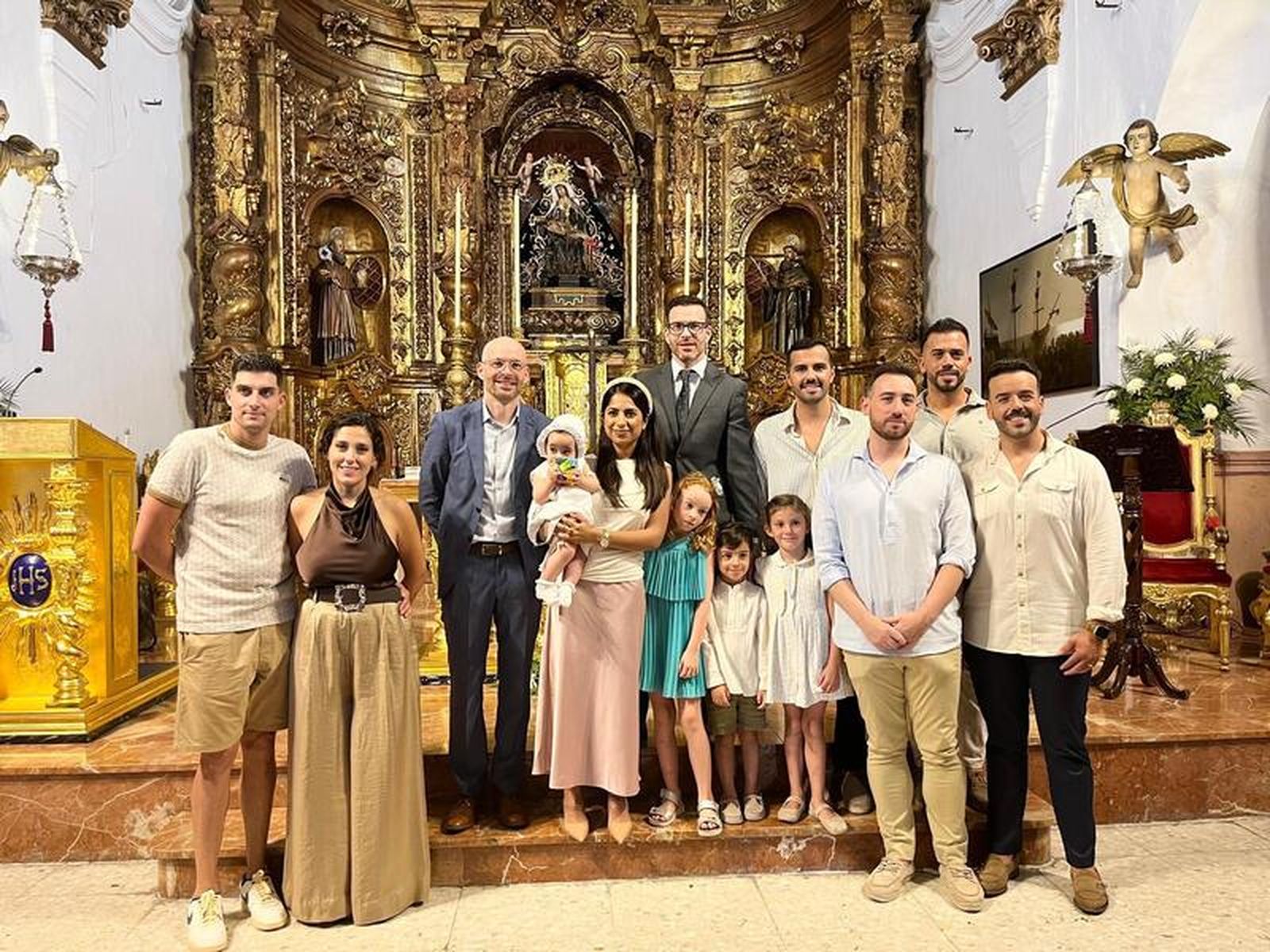 Melissa, José y Teresa reciben el sacramento del bautismo