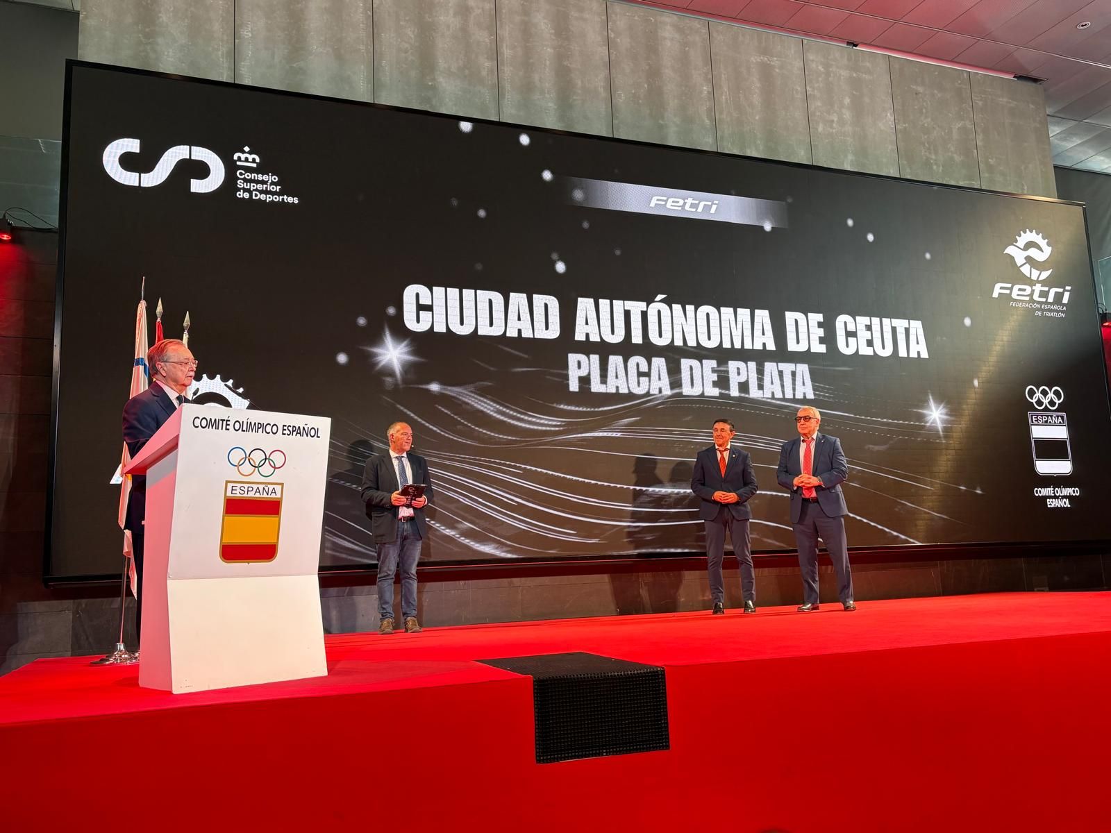 Ceuta recibe la Placa de Plata de la Federación Española de Triatlón en reconocimiento a su impulso al deporte